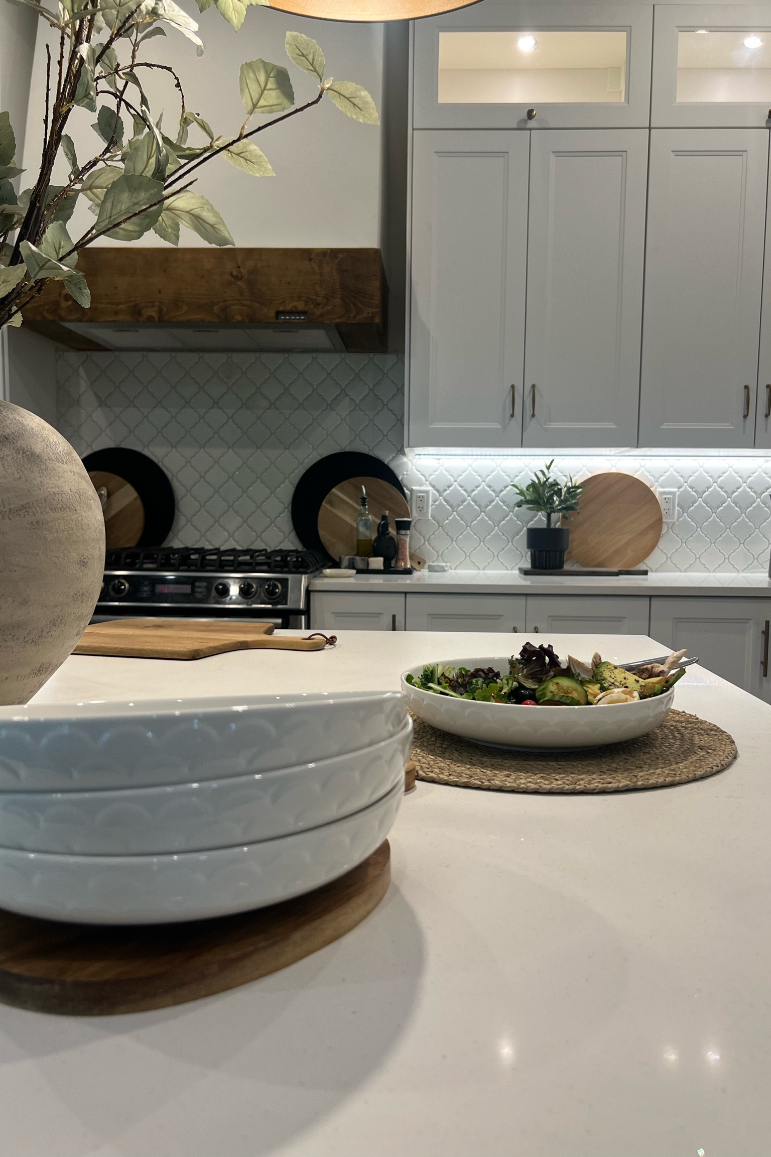 Perfect salad bowl/plates✨
The size of a dinner plate and the depth of a shallow bowl. Love these for salad bowls • rice bowls • smoothie bowls • and of course pasta! 
Kitchen essentials 