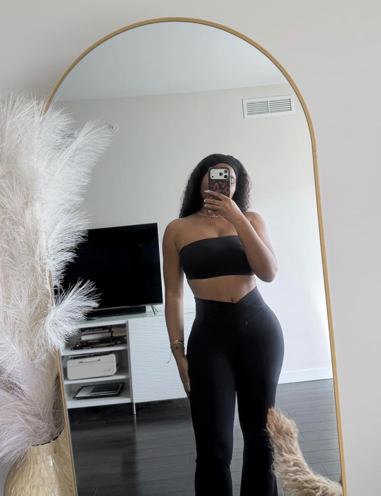 Keeping it simple, but never boring. 🖤 A good black set will always be that girl. Whether you’re headed to brunch, running errands, or catching a flight, this look is equal parts comfortable and put together. Trust me, you’ll wear these pieces on repeat.

#EverydayStyle #BlackBasics #LTKStyle #EffortlessFashion

#LTKfitnessgoals #LTKActive
