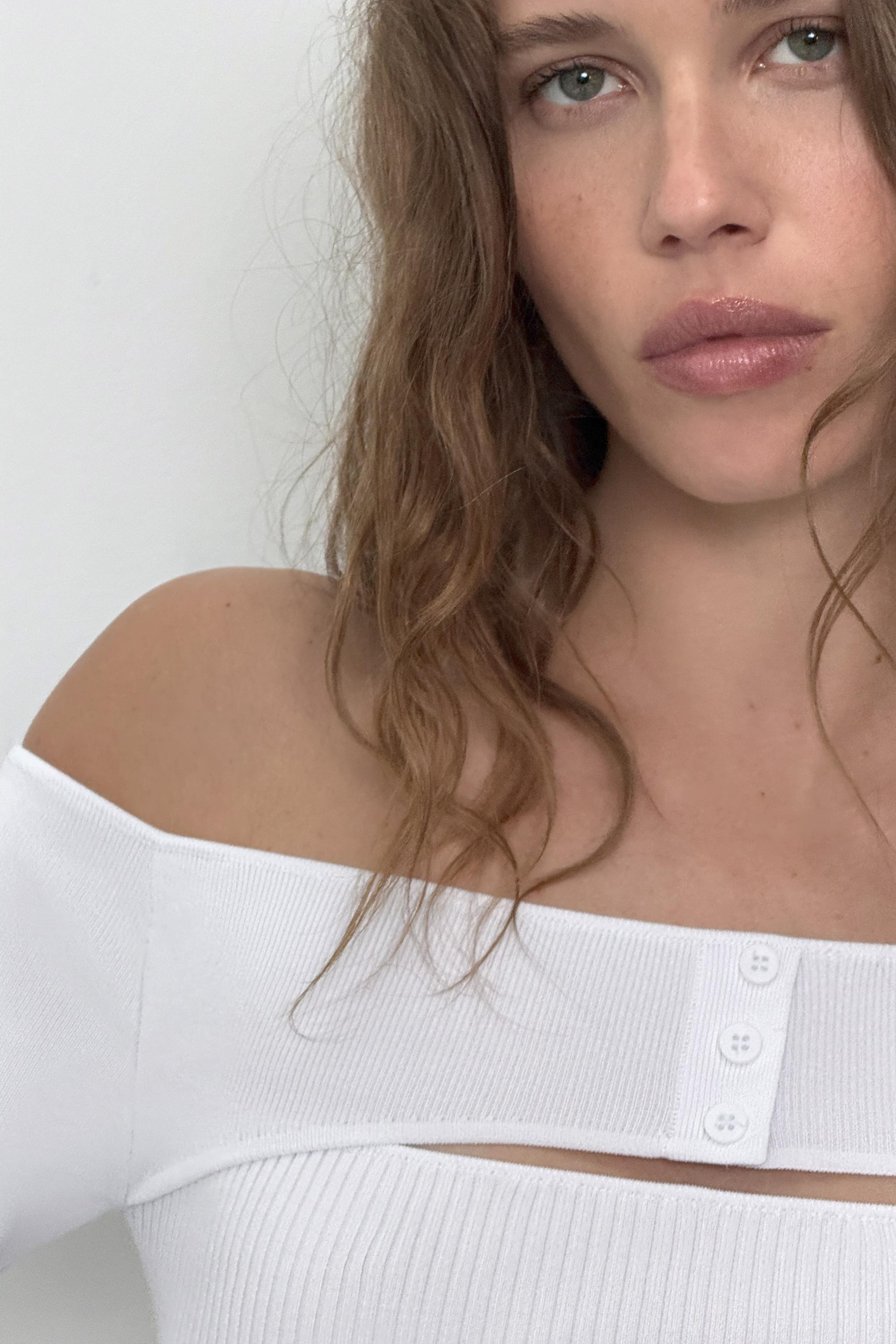 Boat neck top with long sleeves. Featuring faux front buttons and an opening. | Zara US