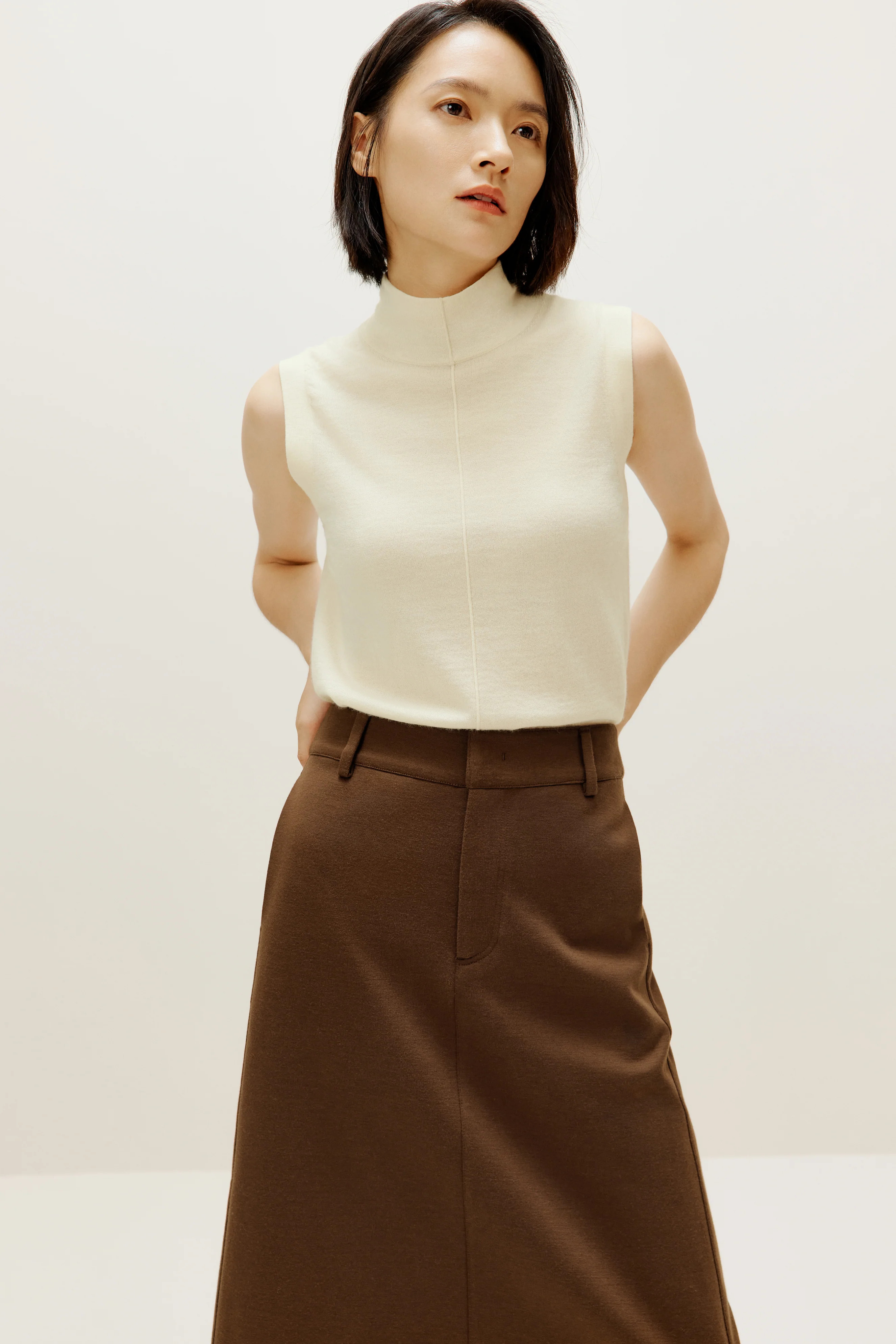 Silky Wool Mock Neck Sleeveless Sweater | NEIWAI