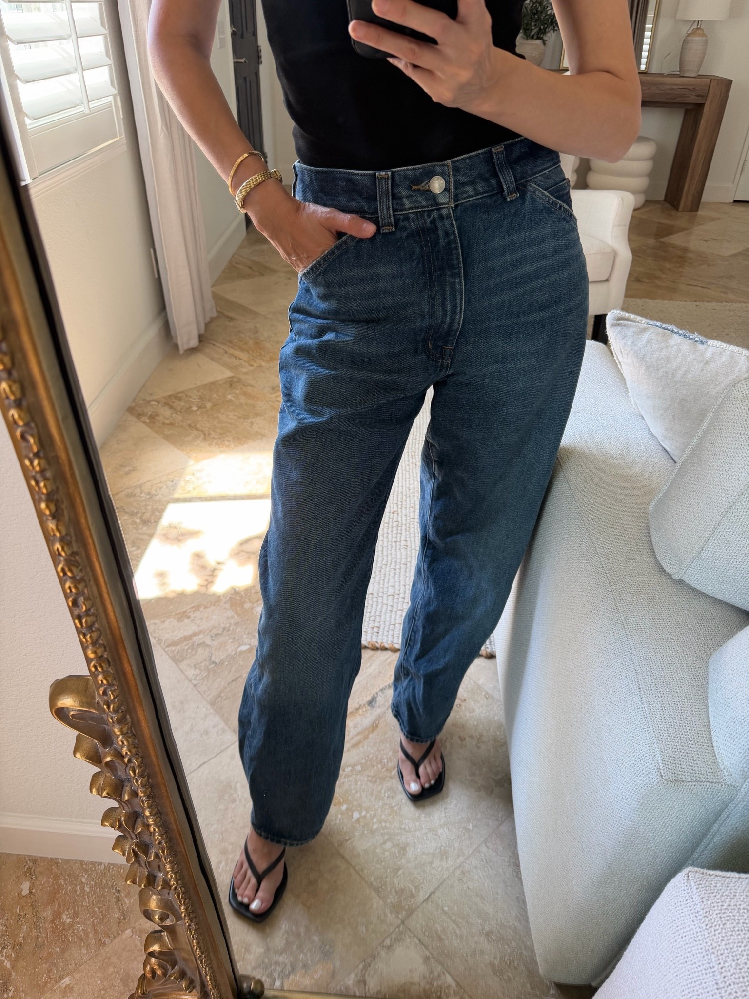 Madewell barrel jeans  👖 
➡️Wearing size 28
Top size S
Zara thong sandals tts
Sunglasses
Anthropologie large tote 👜.

➡️ My Body dimensions 
Bra: 32C (81 cm)
Waist:26" (66 cm)
Hips: 38" (96.5 cm)
Height: 5'7" (170 cm)

#LTKxMadewell #LTKOver40