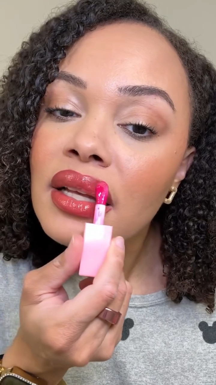 This is THE lip combo for all the fall and winter activities! It’s high shine and it gives party vibes to me 💋💄 linked it in my @shop.LTK for you! 

And stay tuned for a giveaway with some of my favorite @dollartree faves! 🛍️ 

@essencemakeup @hourglasscosmetics @ionicosmetics_ @dollartree 

#JessicasBeautyBlog_  #falllipcombos #holidaylipcombo #holidaymakeup #chicagobeautyblogger #falllipcolor 

#LTKHoliday #LTKgrwm #LTKBeauty