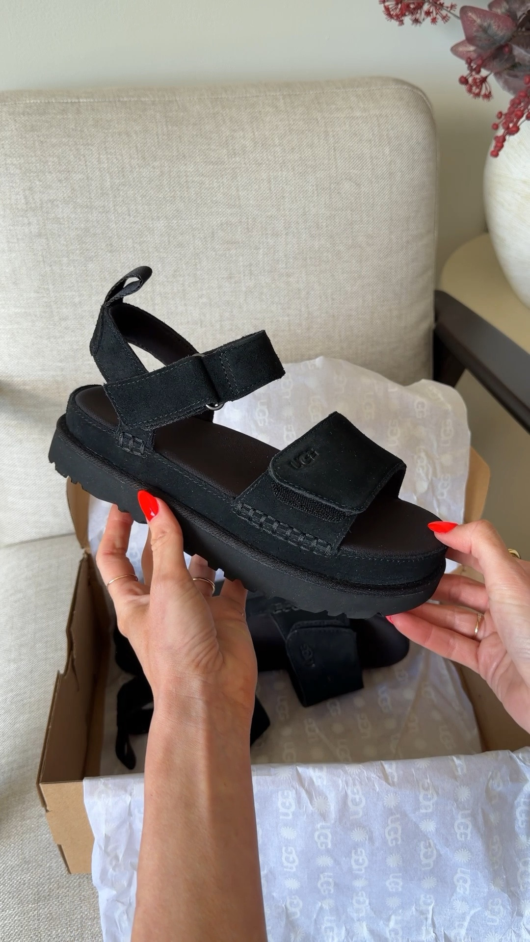 Unbox the Ugg Goldenstar sandals with me 


AD. @uggeurope