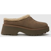 UGG new heights cozy clog sandals in hickory | Schuh