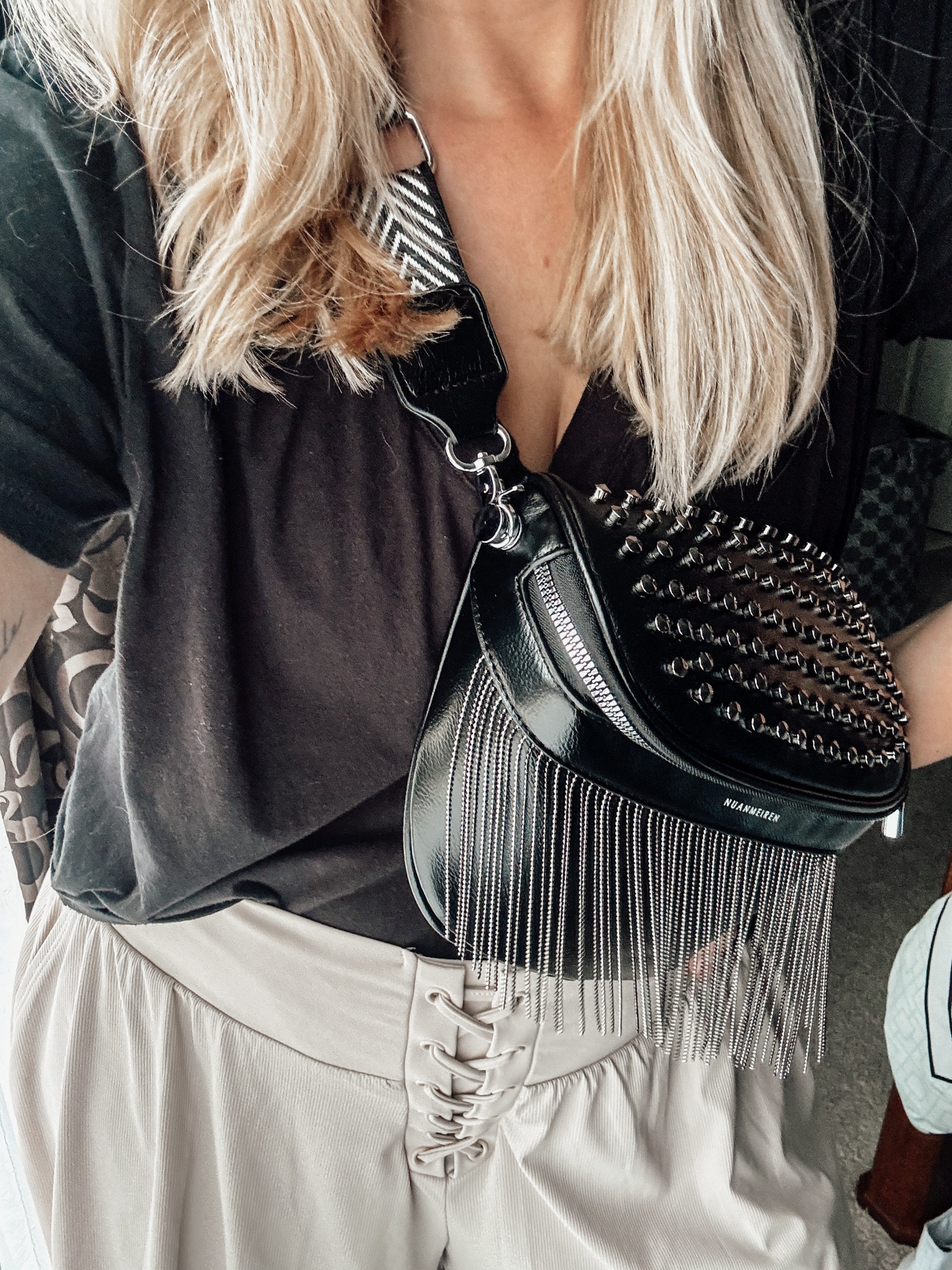 I am in love with this handbag! Great size to fit your phone, wallet and a few other necessities. Loving the metal accent too 😍

#LTKFallSale #LTKItBag #LTKFindsUnder50