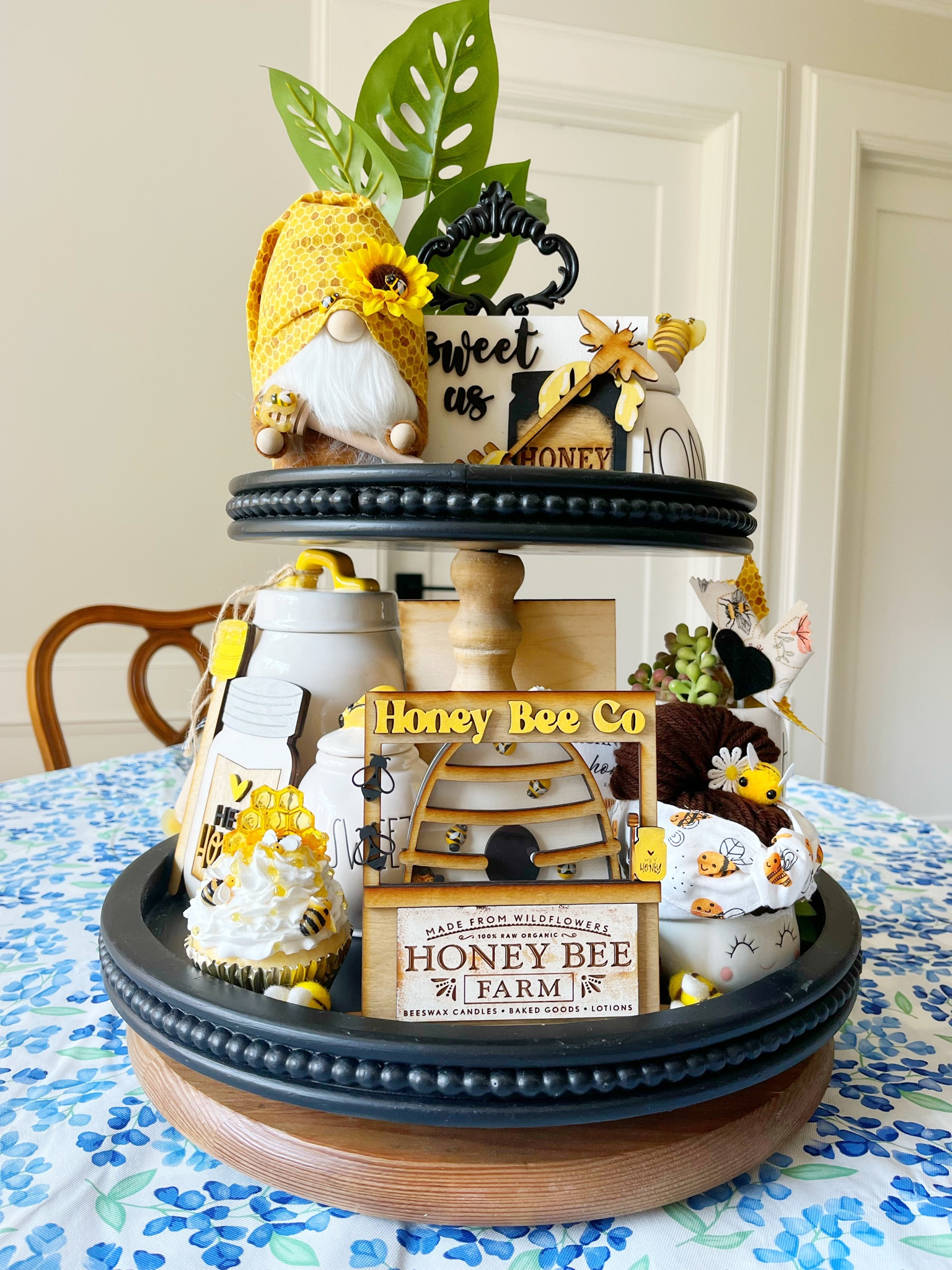 Today was a very beesy day! I hope you had a wonderful day! But before you go, I need to know! Are you a lover of bluebonnets?

#tieredtrayandhutchdisplays #tieredtraytalk #beedecor #springdecor #popsofcolor #popsofspring #sweetsouthernlove #etsy #farmhousestyle #farmhousekitchen #farmhousedecor #floraldecor #tieredtraydecor #springstyle #springvibes #springmood 

Bee decor
Spring decor

#LTKFind #LTKSeasonal #LTKhome