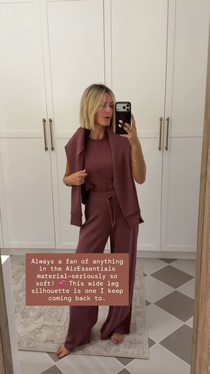 #SpanxPartner The @Spanx AirEssentials Wide Leg Pants are one of those pieces I keep coming back to, they’re so soft + easy to style! Wearing small. New customers can use code BRITTANYXSPANX for 15% off their first purchase + free shipping, excluding sales!

#LTKSeasonal #LTKSaleAlert #LTKootd