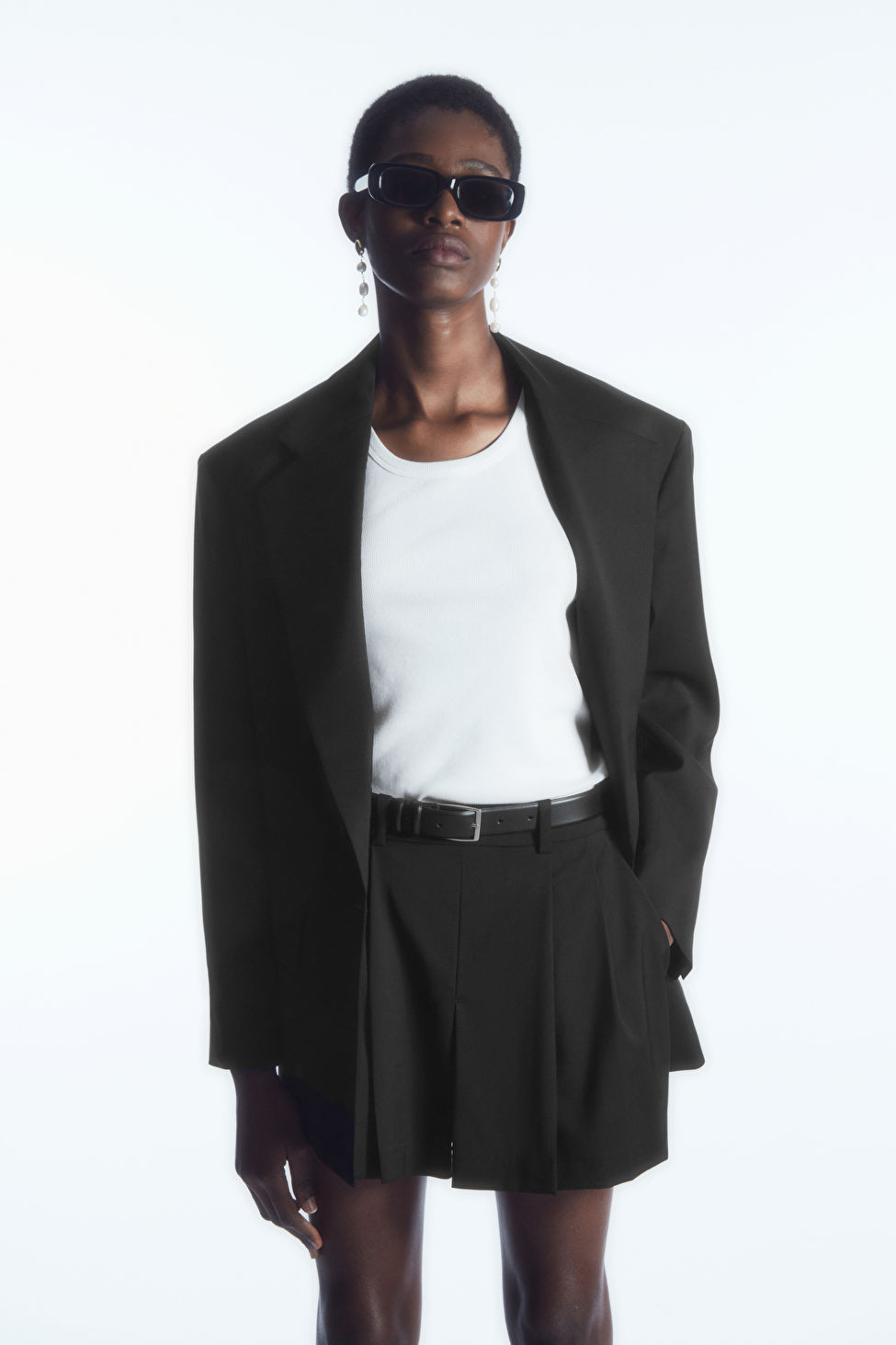 CLASSIC LEATHER BELT - BLACK - COS | COS (EU)