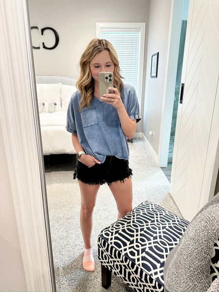 We’ve had so much rain in our area these past couple weeks & that brings on the humidity- this Love Olive Co acid washed denim T is perfect to pair with some denim shorts for this kind of weather. 

//
Love Olive Co Tee
Acid washed denim T-shirt
Denim shorts 
Black denim shorts 

#LTKStyleTip #LTKFindsUnder50
