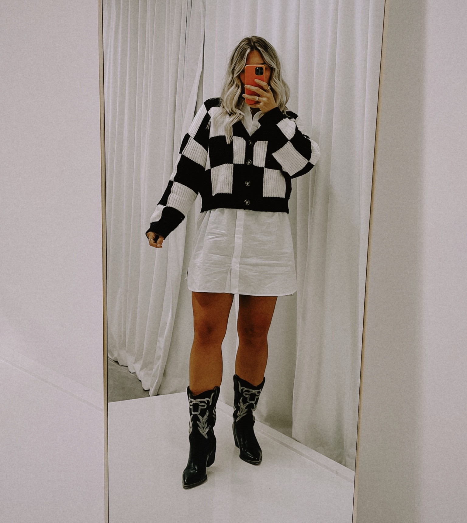 a black and white transitional moment 🖤🤍