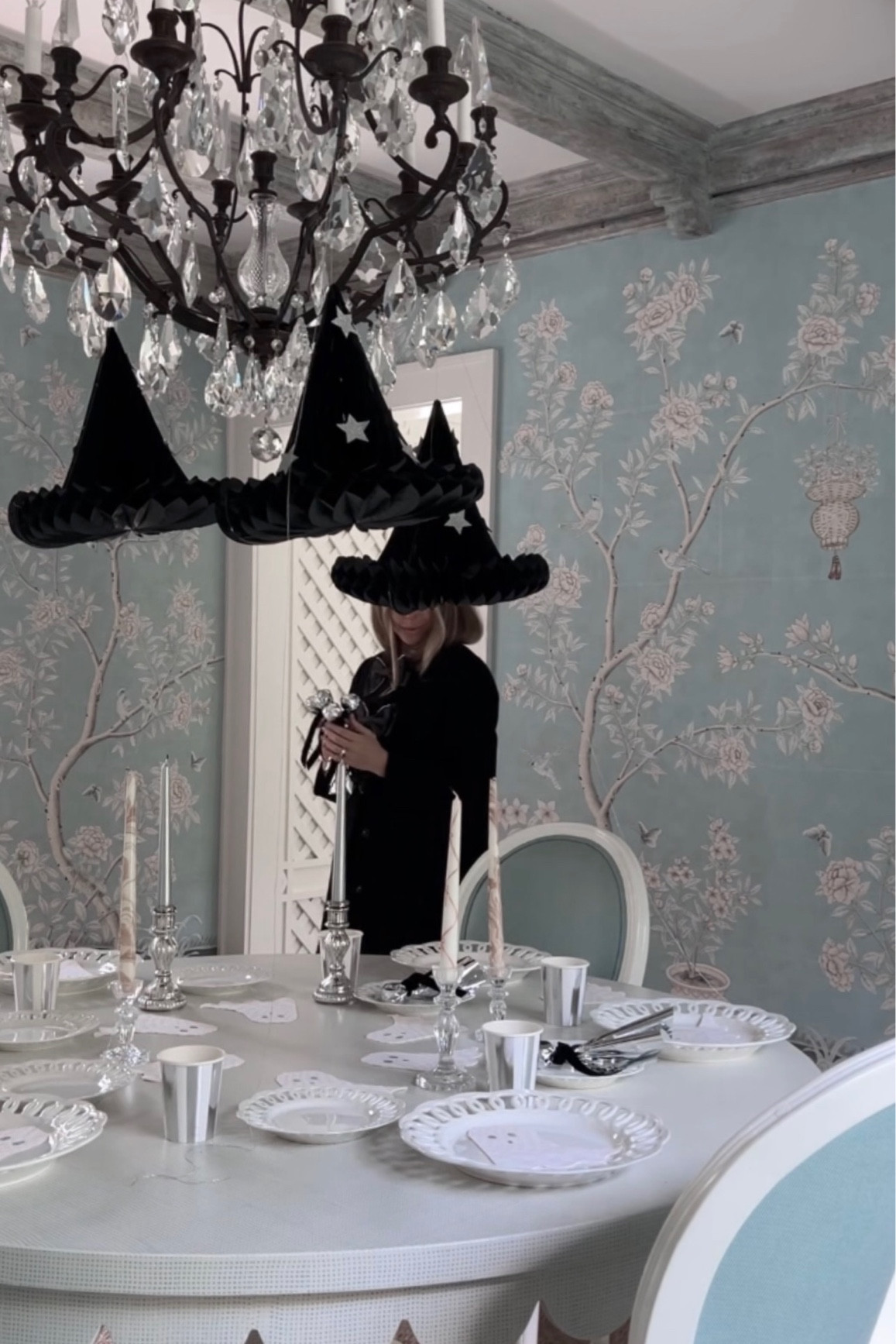 Ghouly and chic Halloween decor! 