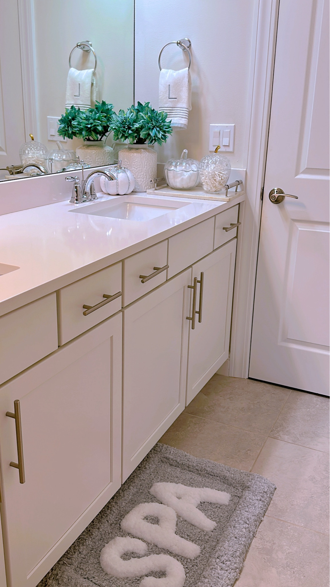 Shop my favorite bathroom rugs!


#LTKFindsUnder50 #LTKHome #LTKStyleTip