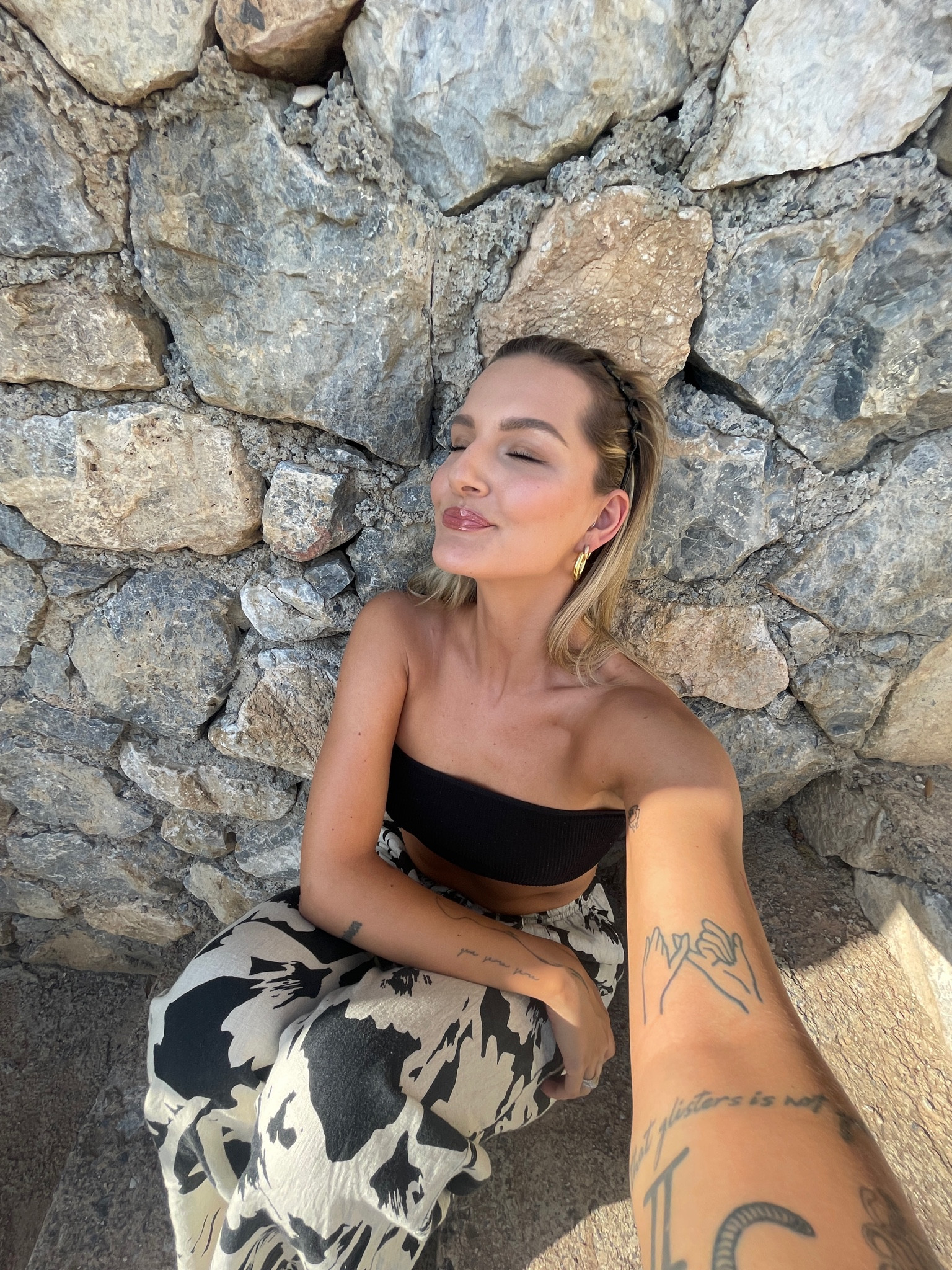 vacation look 🫶🏻 habe euch die hose einmal als „tall“ version verlinkt und einmal „normal“ 
ich trage die tall version in M (bin 1,80)