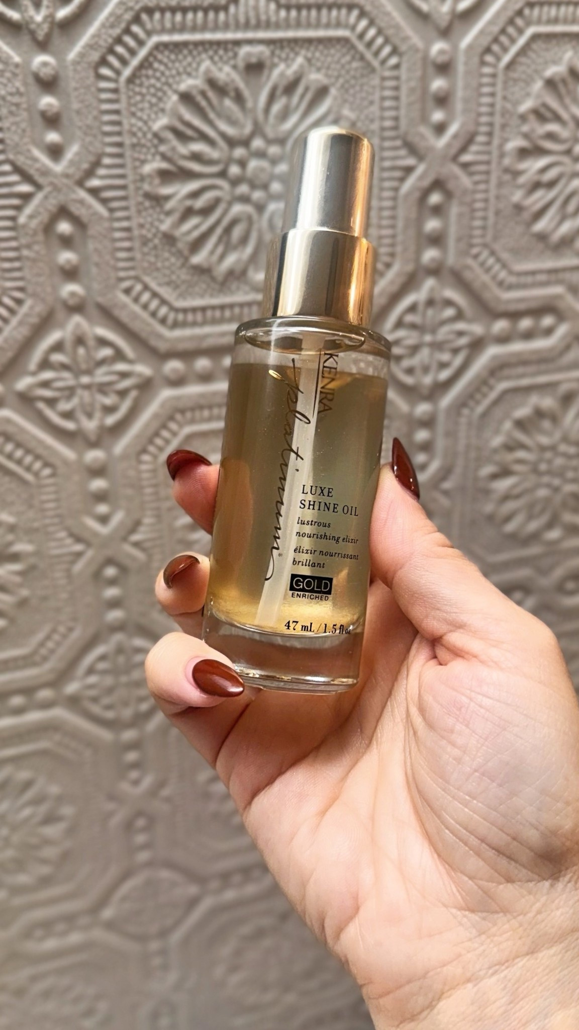 My new fav hair oil. Smells like a dream, leaves your hair smooth & soft. Boosts shine 