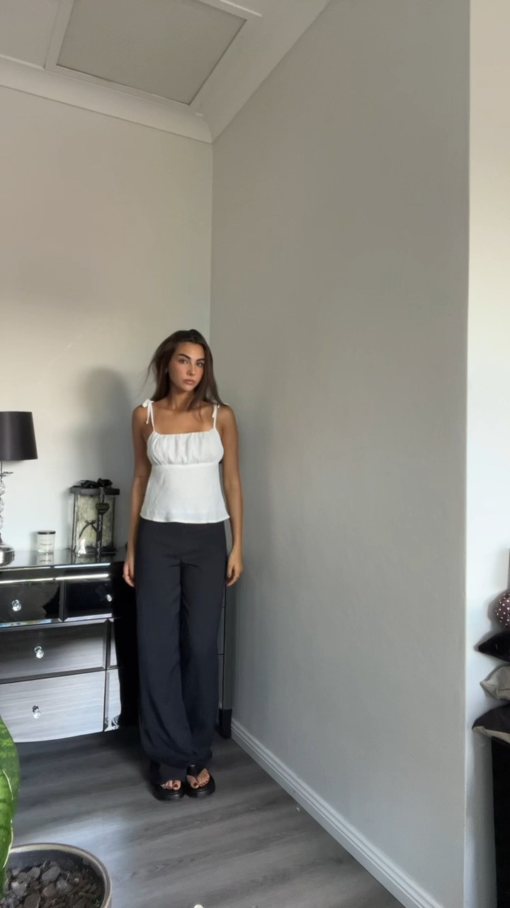 Kookai pants has me in a chokehold 

Old GLASSONS top

Shoes are Vasali 