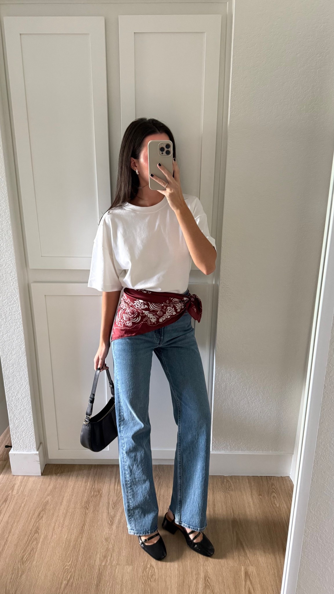 Outfit of the day! I’m 5’7” wearing a small in the white tshirt and true size 25 curve love regular length in the pants :) 