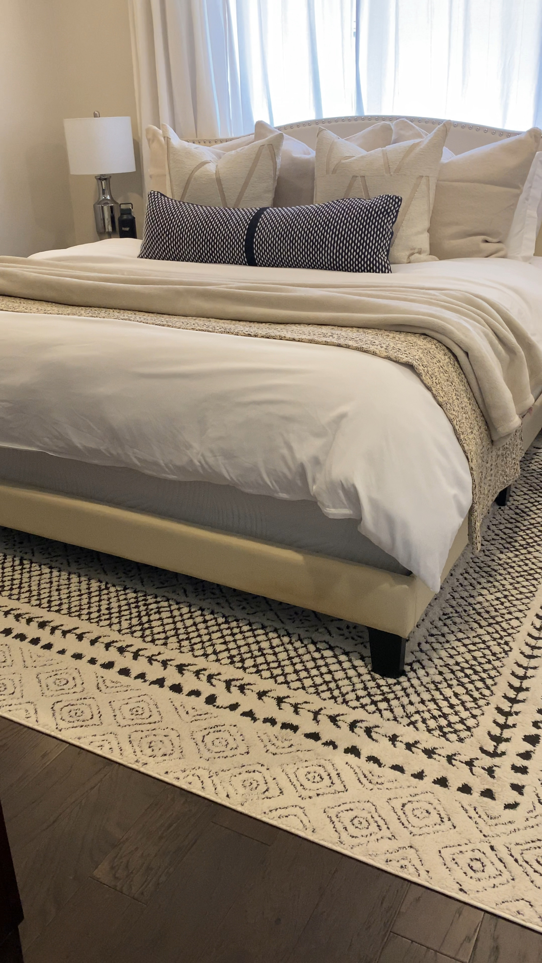 Area rug from Boutique Rugs!

Bedroom rug, neutral bedroom, minimal bedroom, clean aesthetic, boutique rugs, area rugs, rug, neutral rug, black and white rug