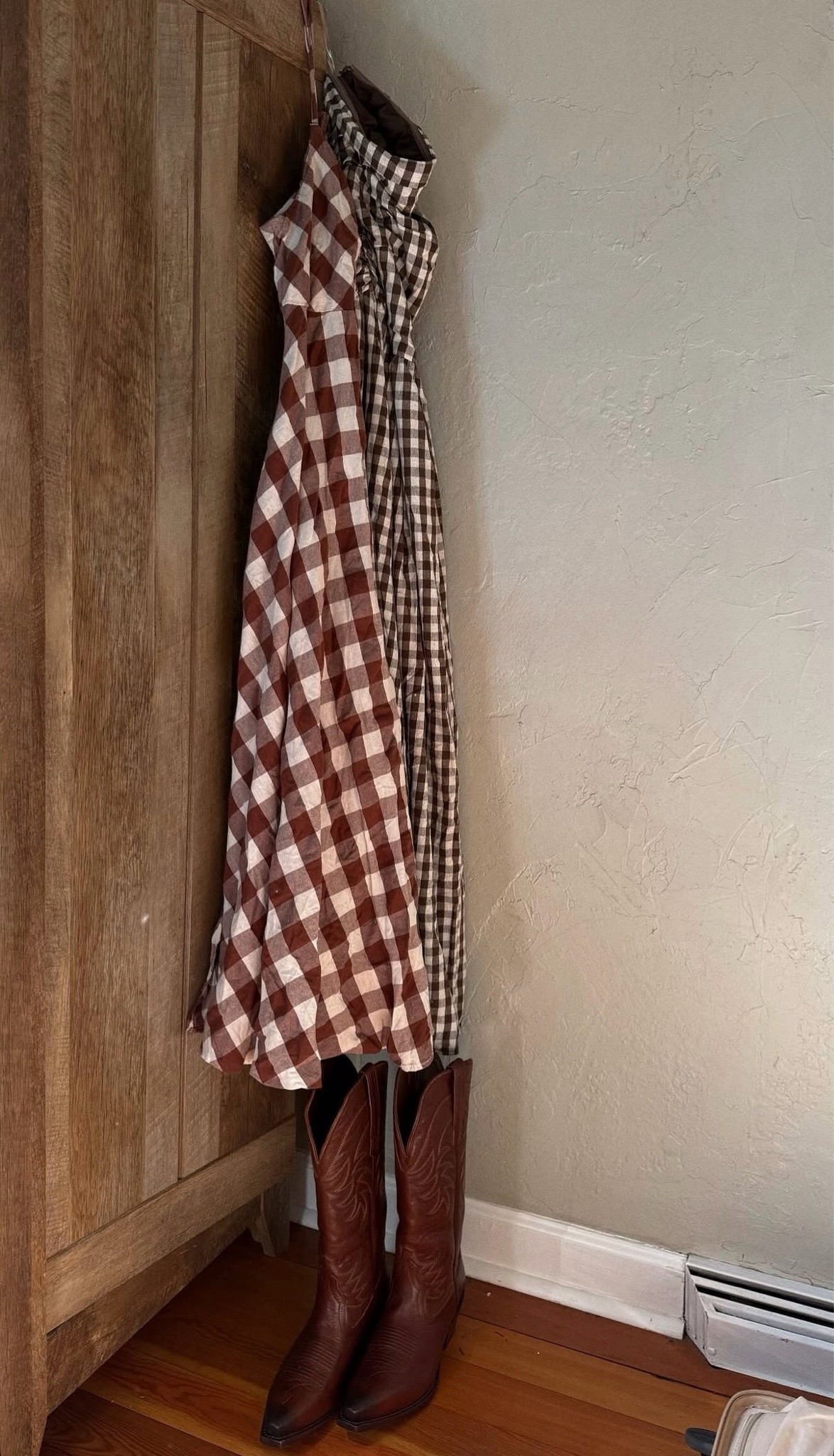 Tecovas boots
Free People dress (from nuuly- not linkable here, but found other cute midi dresses 🥰)