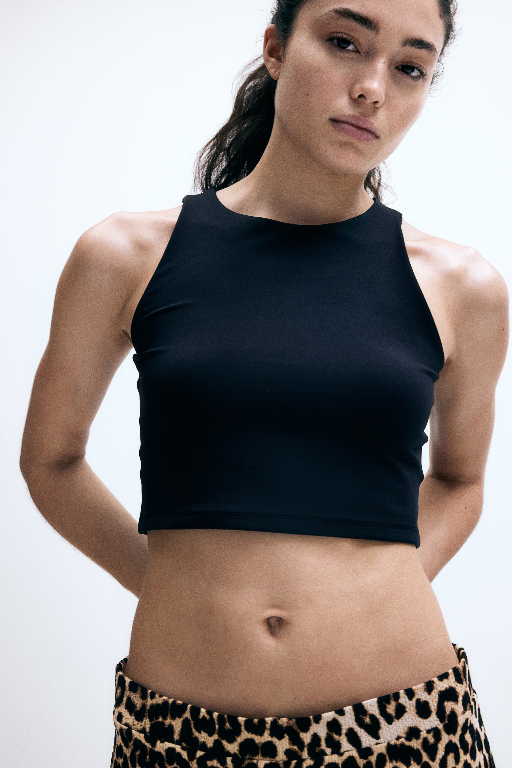 Kurzes Tanktop aus Mikrofaser - Rundausschnitt - Ärmellos - Schwarz - Ladies | H&M DE | H&M (DE, AT, CH, NL, FI)