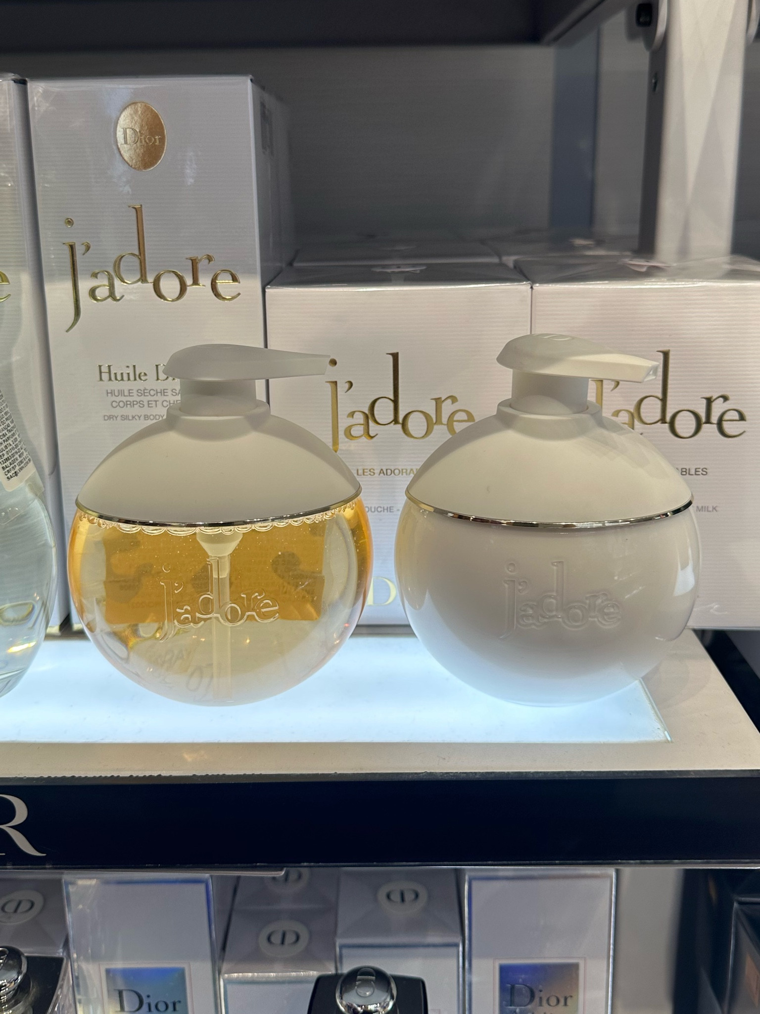 Banho premium plus para quem gosta de Dior J'adore ✨🤍

Eu amo o perfume J’adore tradicional, ele me remete a uma mulher muito chique e elegante. Agora Dior trouxe a rotina quase que completa com ele, com o gel de limpeza e o Hidratante corporal 🤌🏼