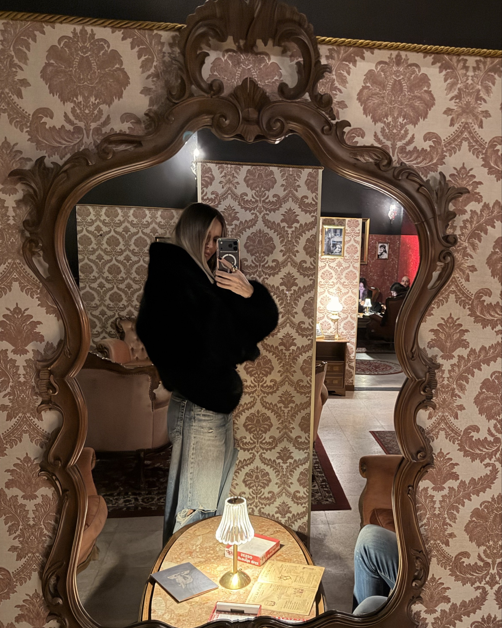 Un jeans baggy e una pelliccia eco e il look per la serata vola 🤩

#LTKitalia #LTKeurope #LTKjeans