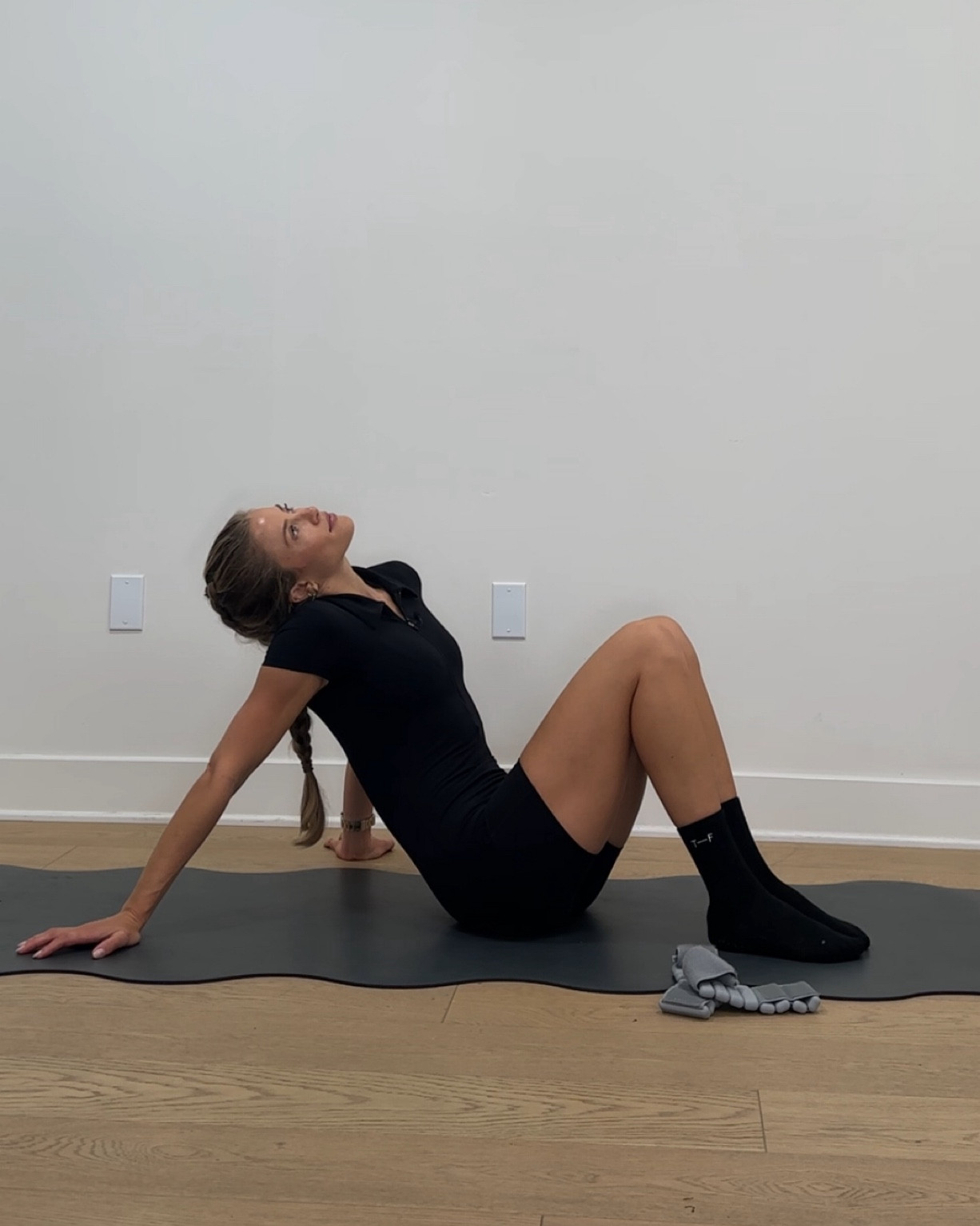 Todays class is all about strength + flow. Shop my outfit & workout equipment 🖤