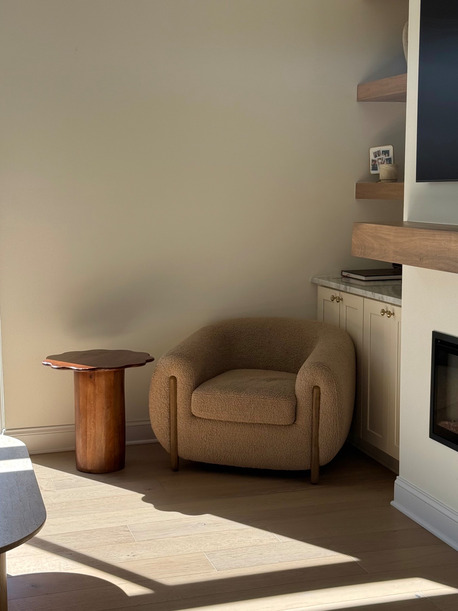 The way this neutral accent chair completes my living room 🥹🫶🏼 the side table is from HomeGoods! ￼

neutral living room, barrel chair, accent chair, toddler friendly furniture
