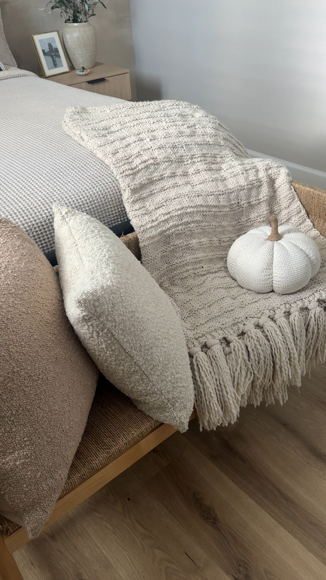 When you find the cutest little pumpkin pillow… 🎃🤍 The perfect cozy touch for fall, no matter where you style it!

#FallHomeDecor #FallDecor #AmazonHome #CozyHome #PumpkinDecor