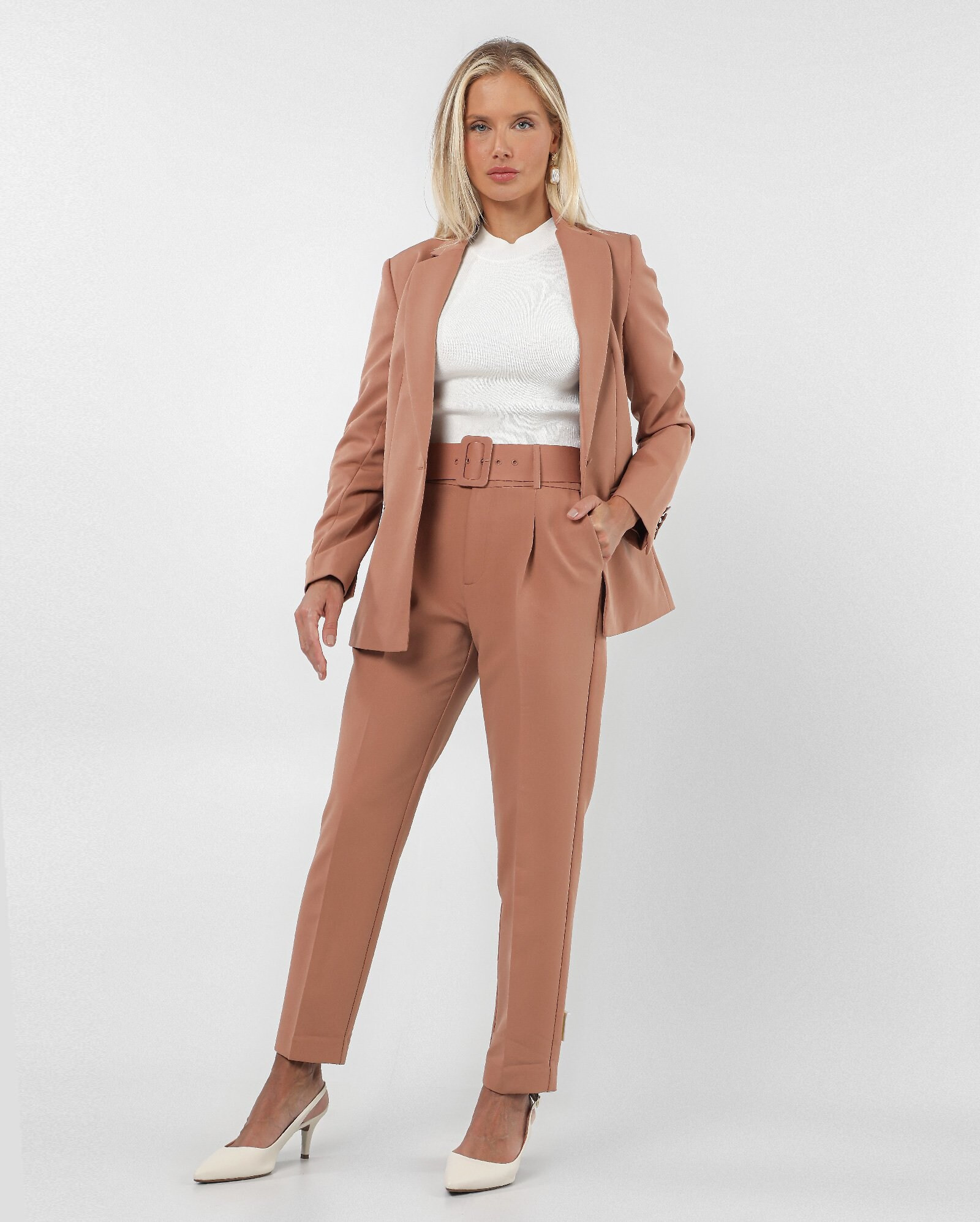 Calça alfaiataria feminina com cinto - Marrom |  AK by Riachuelo | Riachuelo (BR)