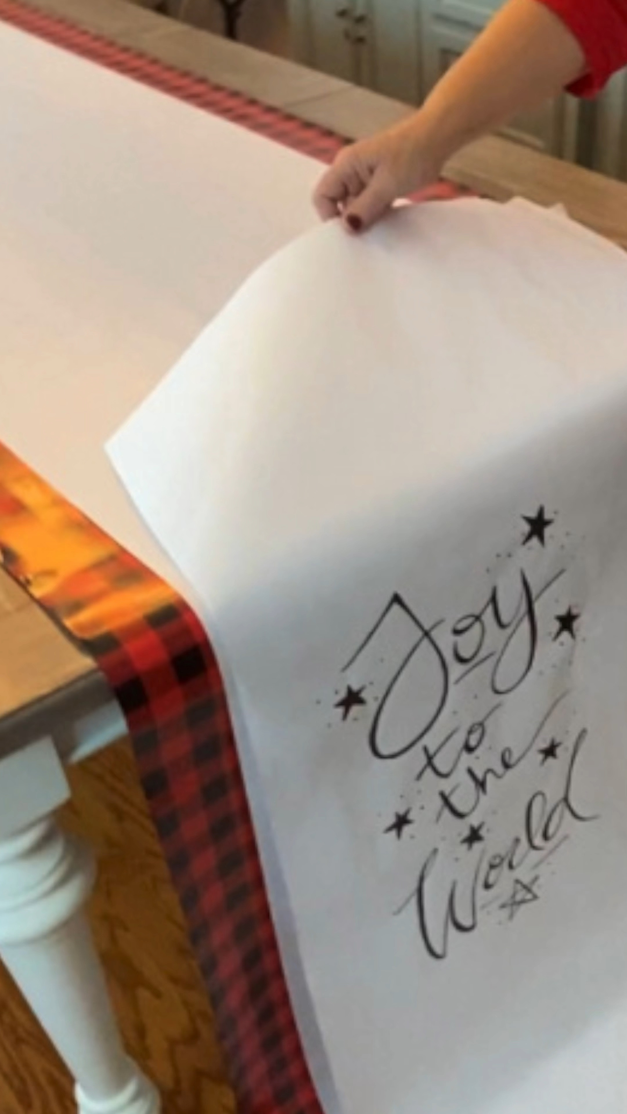 Create a show-stopping Christmas table with this simple DIY idea! 🌟✨ Use butcher paper and wrapping paper to craft a custom table runner, adding your own holiday message for a personal touch. 🎄💌 Pair it with a simple yet stunning centerpiece, and let the cozy charm of buffalo plaid salad plates bring a warm, festive vibe to your table. 🖤❤️ This easy setup is perfect for impressing your guests while keeping it stress-free. Who’s ready to try this idea for their holiday gathering? 🎅🍽 #ChristmasTablescape #HolidayDIY #PlaidPerfection