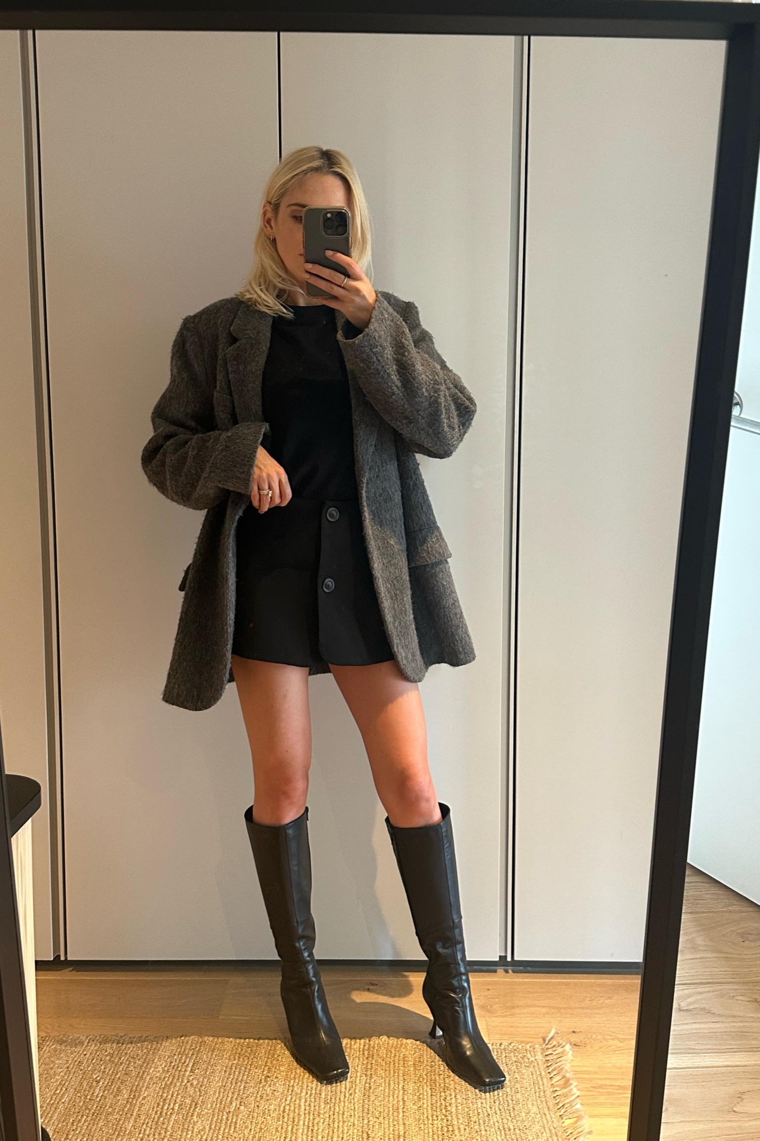 Friday ootd

Skirt size 32
T-shirt size S
Blazer size XS
Boots true to size, size up if you’re in between sizes 

Black knee high boots, Tony bianco, HM grey blazer, black mini skirt, acne studios, dinner outfit, lunch outfit 

#LTKshoecrush #LTKeurope