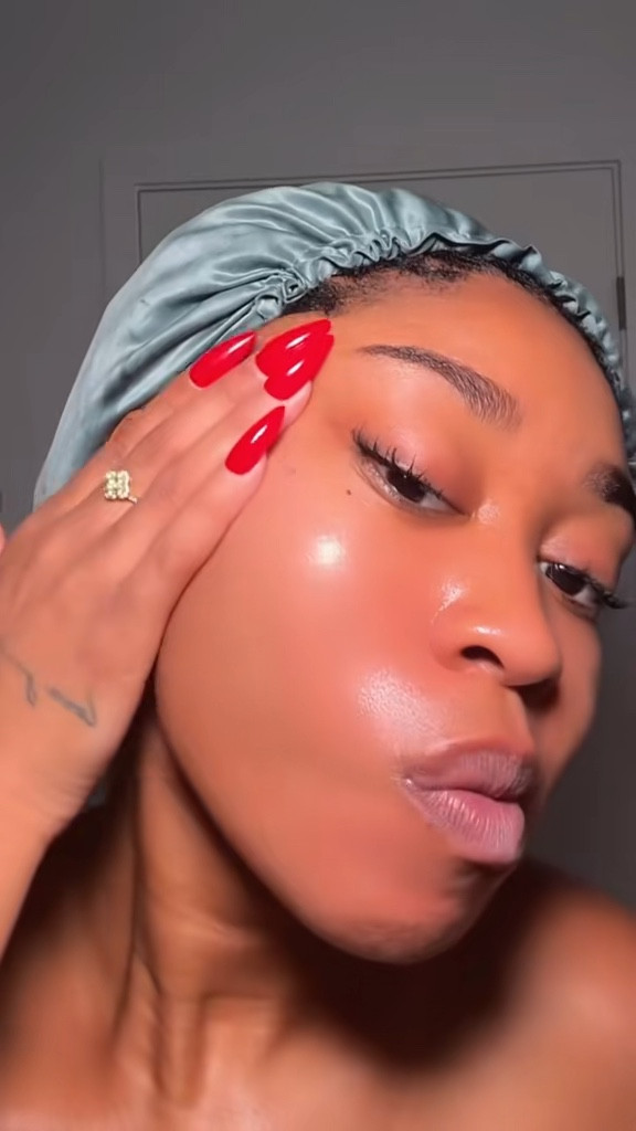 Skincare for all year glow! 
For dry to combination skin #koreanskincare #vitamincskincare #skincarefordullskin #clearskim #evenskintone 