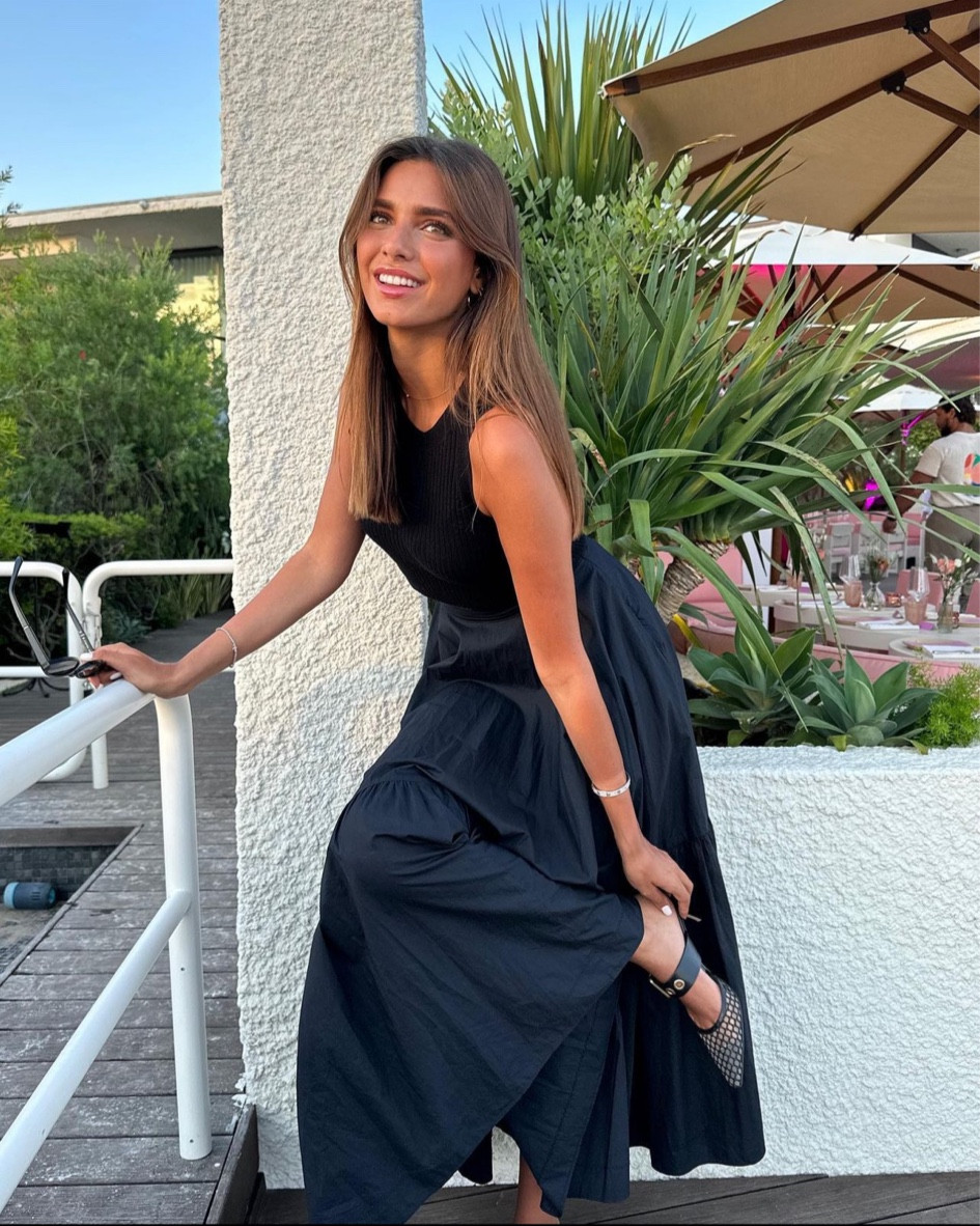 All black outfit

longue jupe maxi noire, jupe en jersey noire, jupe maxi noire, top débardeur noir, crop top noir, débardeur court, sandales D-Dior en toile, mules Dior noires 

#LTKstyletip #LTKeurope #LTKshoecrush