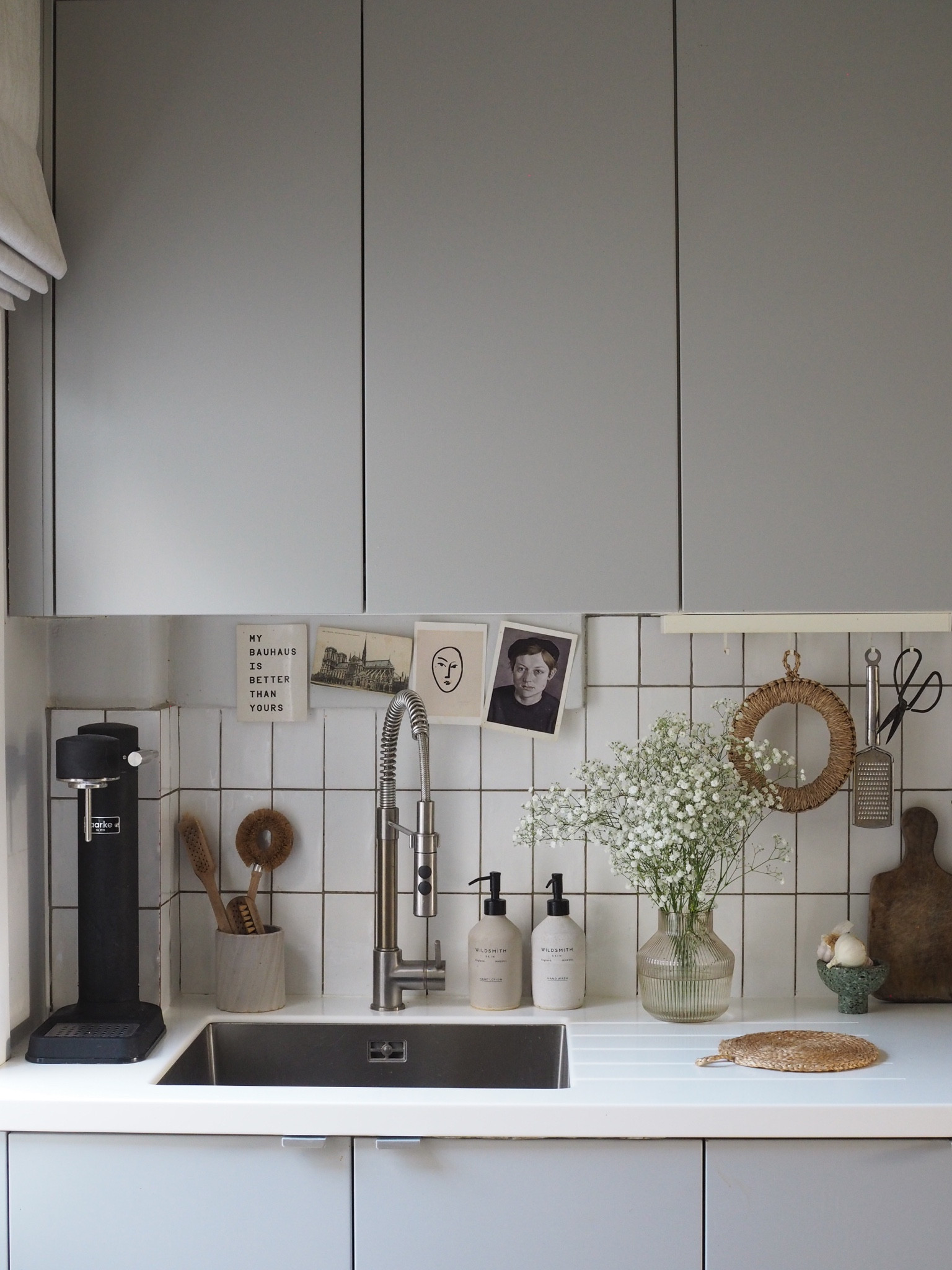 A tidy sink - it’s all in the details 🌿 #neutralhome #neutralstyle #greykitchen #minimalistkitchen #minimalisthome #minimalhome #scandistyle #scandihome #scandinavianstyle 
