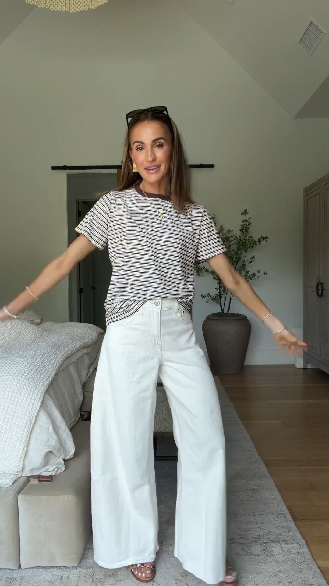The most flattering yet comfy white jeans on major sale rn!! 🤍