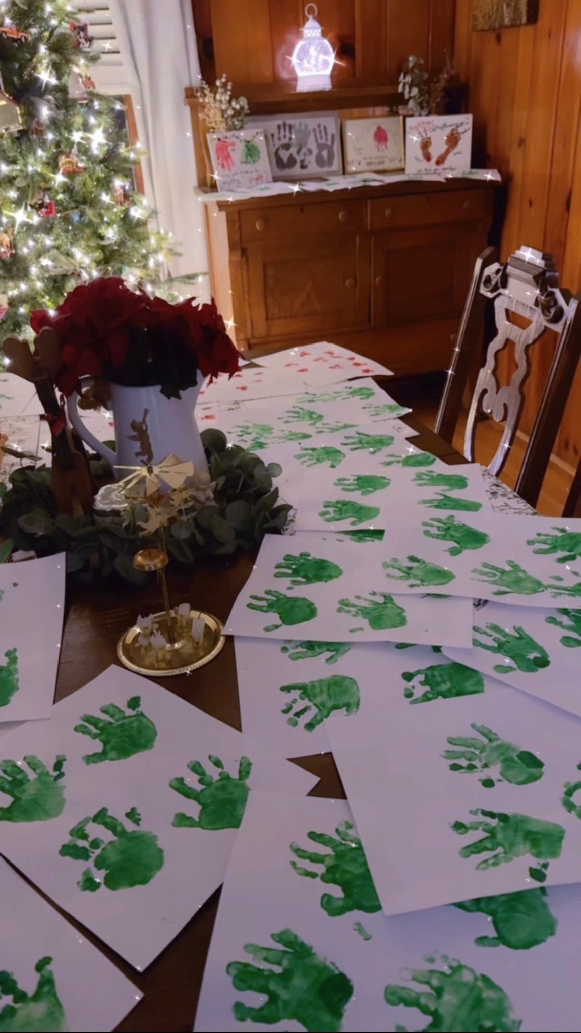 That’s a lot of handprints and finger prints to cut out ✂️🤭

Did 3x as many because I am gonna make the same little Christmas keepsake craft as gifts 🎁 for the grandparents, too!! ❤️