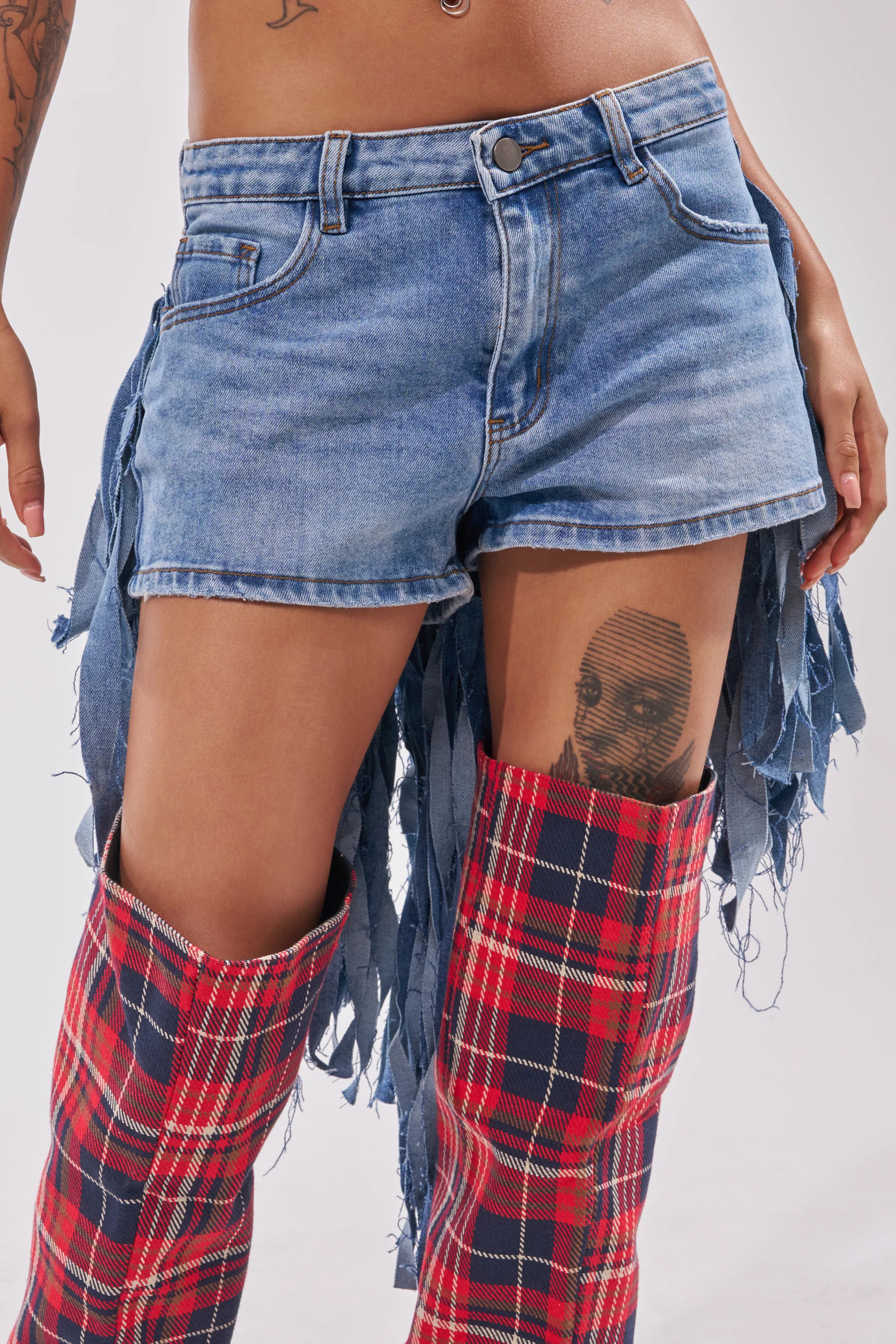 TURN AROUND DISTRESSED DENIM SHORT | AKIRA