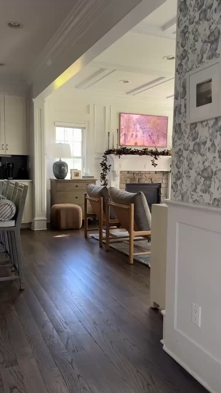 Frame TV + fall mantel inspiration 🍂 I love how the warm fall garland adds just enough seasonal detail around the Frame TV while keeping the whole fireplace feeling classic and collected.

Frame TV decor, fall mantel decor, fireplace mantel styling, fall garland, living room inspiration, autumn home decor, seasonal decorating ideas, cozy living room, neutral fall decor, fireplace decorating, modern coastal home, girlonthehudson