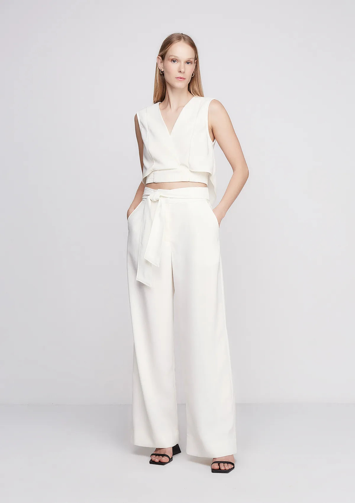 Calça Reta Cintura Alta Em Crepe - Branco - DZARM | Moda Versátil, Cool e Atemporal | Roupas, J... | DzarmHering (BR)