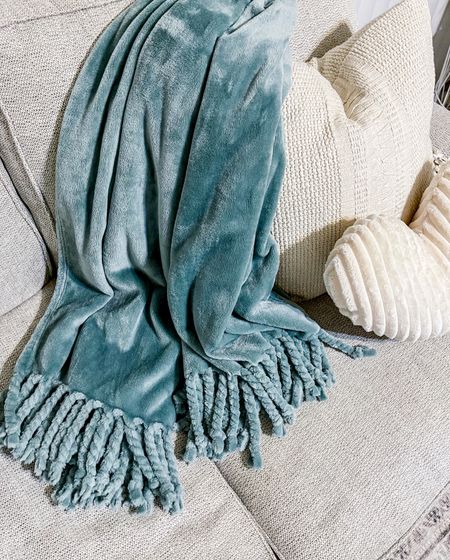 My blanket from the NSale is back in stock. Very cozy and soft and only $19.99




Fall decor/ fall blanket/ throw blanket/ Nordstrom blanket/ Nordstrom sale/ Nordstrom Anniversary sale 

#LTKxNSale #LTKSeasonal #LTKhome