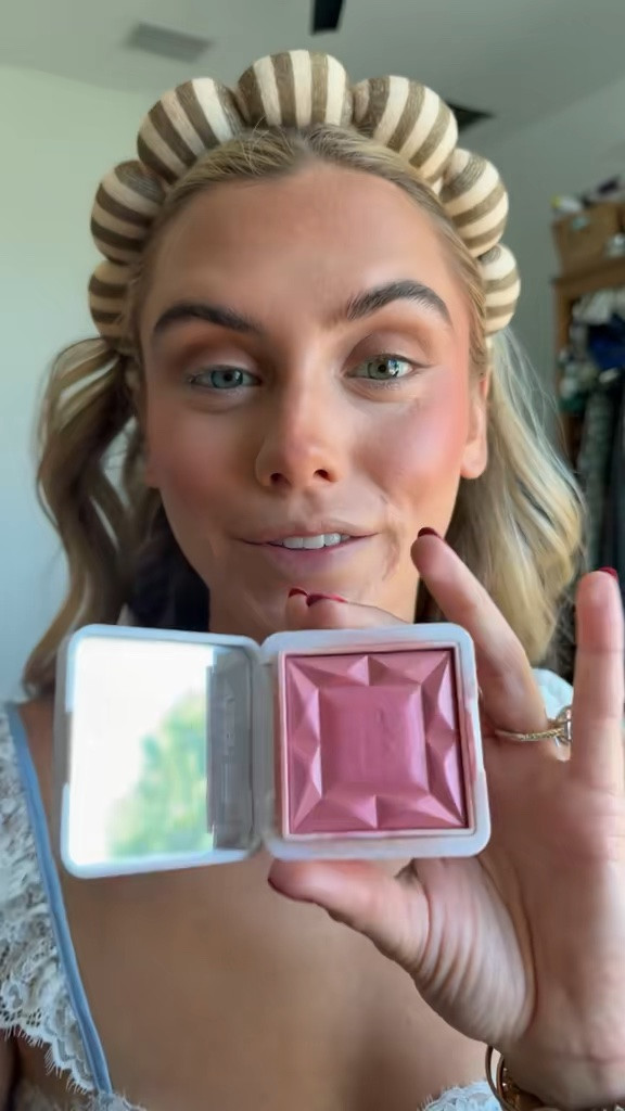 @RMS Beauty rose is the shade. What It Is:
Multi-dimensional, nourishing powder blush.

What It Does:
It glides on effortlessly, infusing skin with multi-dimensional life as the bouncy, light-as-air gel blends and builds color.

What Makes It Special:
The sugar-derived wet powder technology combines a creamy texture with a long-lasting 3D finish. Skin-loving ingredients like wildcrafted buriti and organic jojoba oils nourish and smooth.

#LTKgrwm #LTKselfcare #LTKBeauty