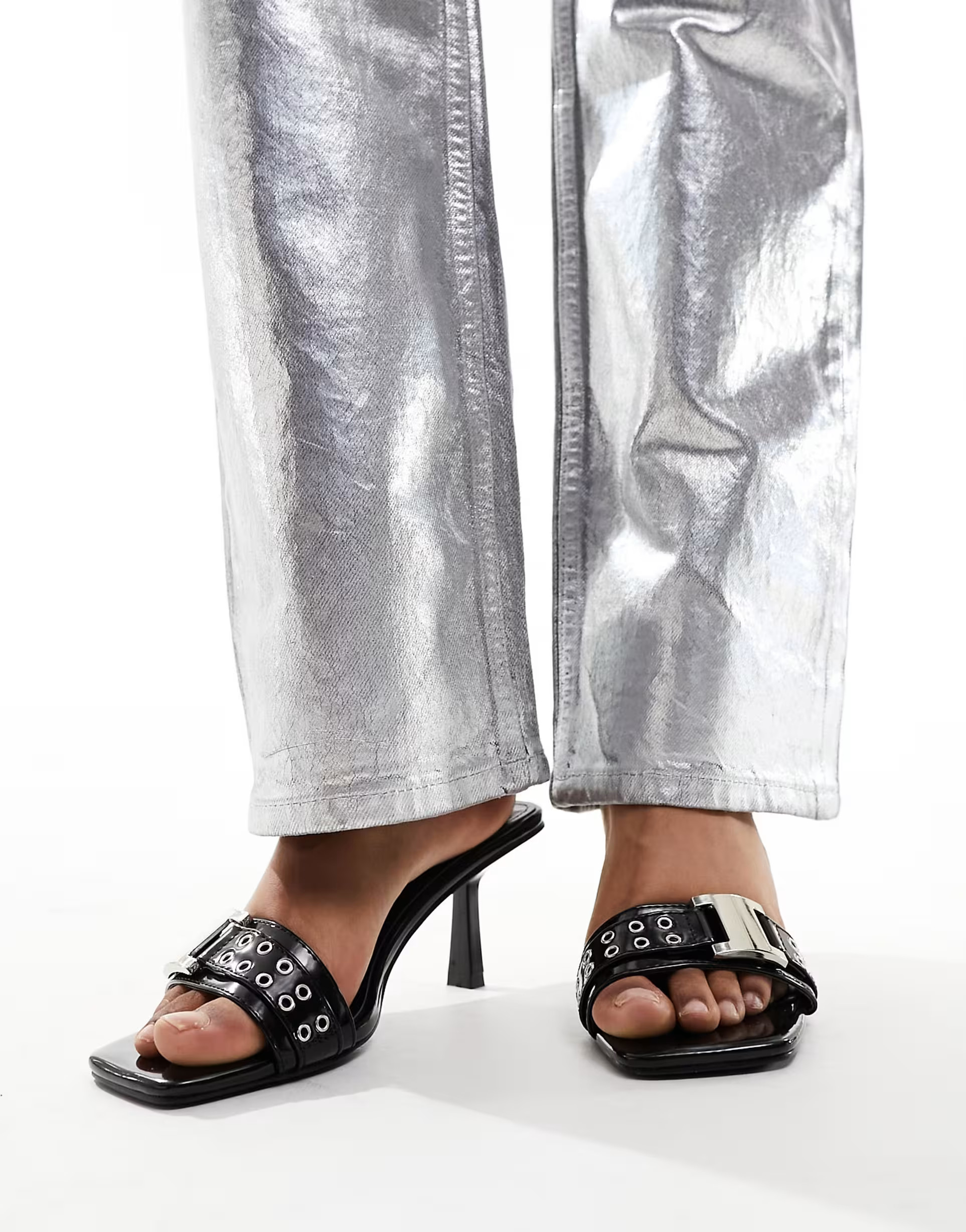 Simmi London – Bexley – Mules in Schwarz mit mittelhohem Absatz und Schnallendetail mit Ösen | ASOS (Global)