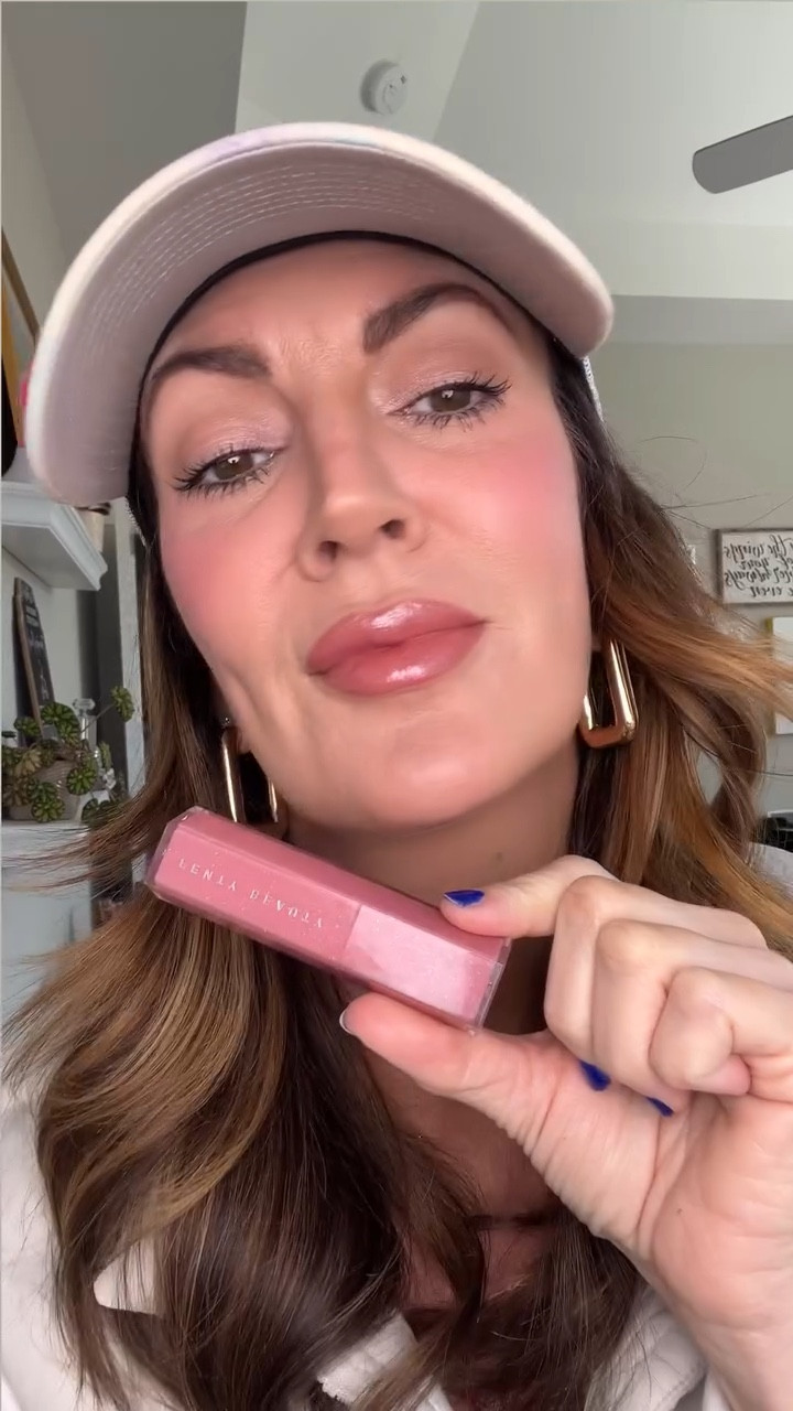💄🧢 The newest SHIMMER Gloss Bomb Stix by @fentybeauty are EXQUISITE. This dusty pink shade with so much shimmer and shine 💫is flat out gorgeous. Have you tried these yet?? // liner is by @lorealparis in shade “au naturale.” #makeupreels #beautyreels #fenty #fentybeauty #lorealparis #makeupover40 #makeuptips #newlaunch