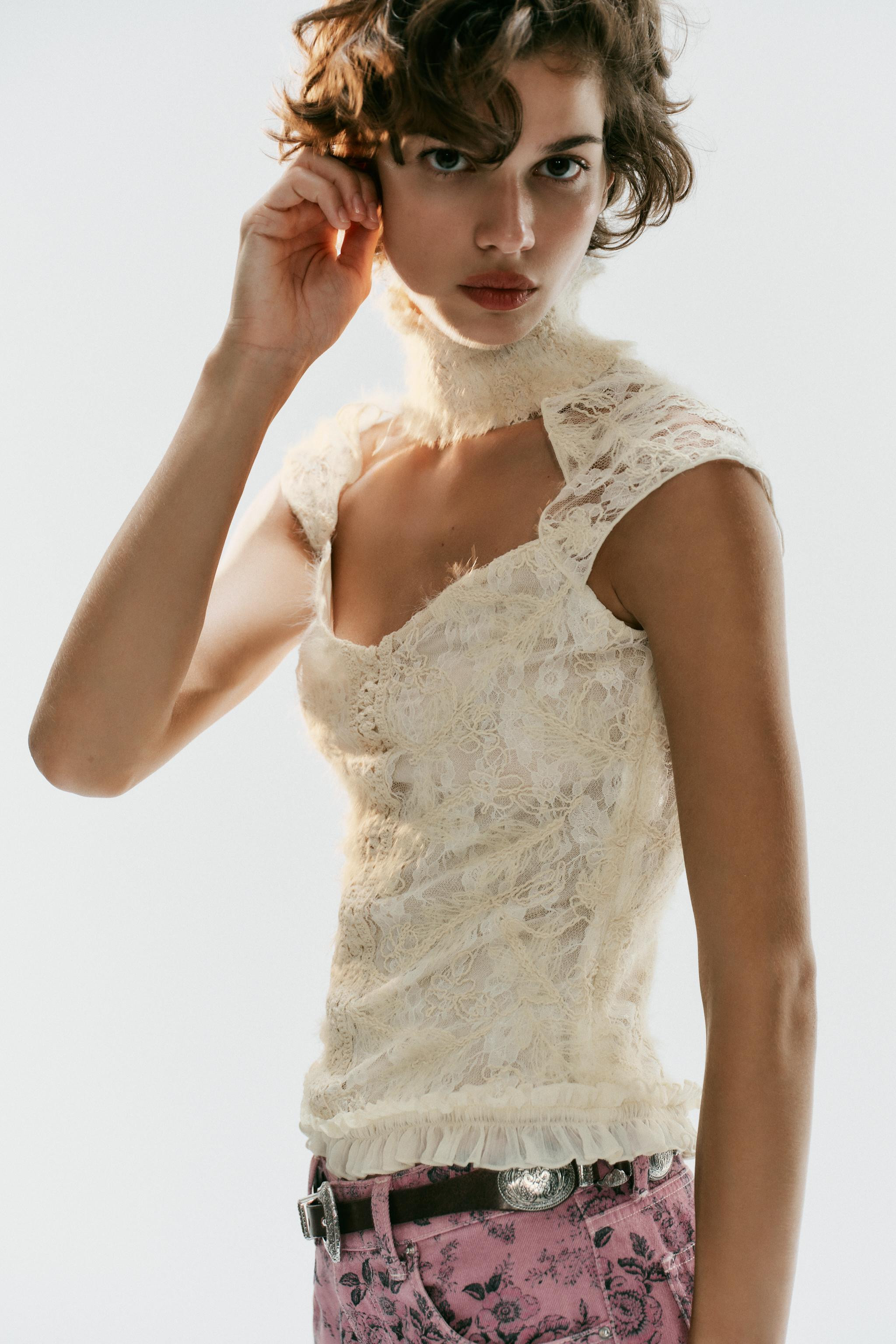 Model height: 176 cmSleeveless corset featuring a high neck and matching fabric appliqu\u00e9 det... | Zara UK