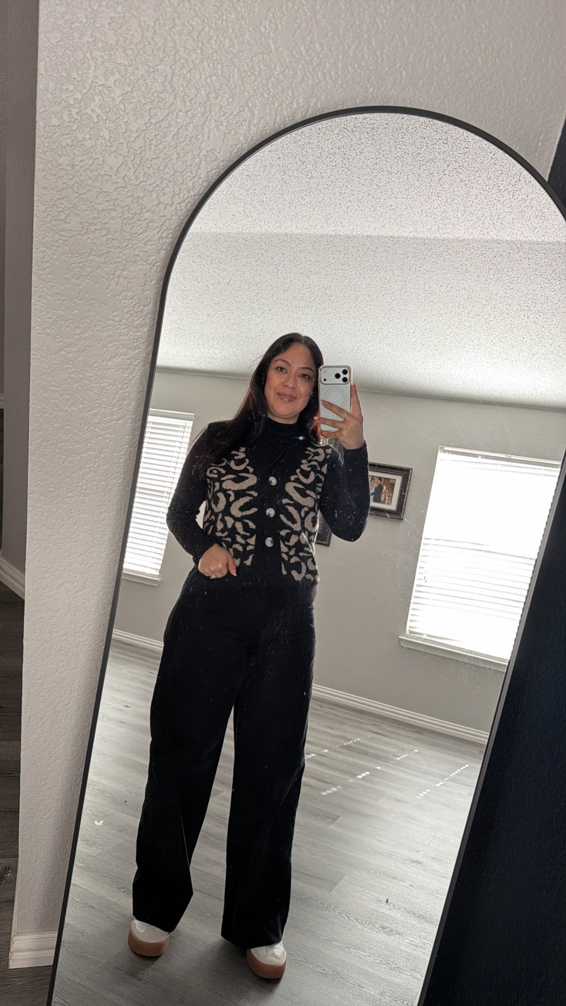 🖤 Comfy pero chic 🖤
Pantalón negro de corte recto, top básico y chaleco animal print que eleva todo el look ✨
El toque final: mis Adidas Sambae 🖤 cómodas, versátiles y las agarramos en oferta 😮‍🔥

🛍️ Todo linkeado aquí en LTK

#LTKgrwm #LTKValentine #LTKootd