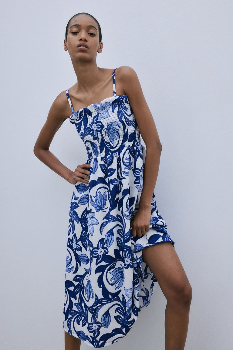 Smocked-bodice dress - Sleeveless - Knee length - White/Blue floral - Ladies | H&M GB | H&M (UK, MY, IN, SG, PH, TW, HK)
