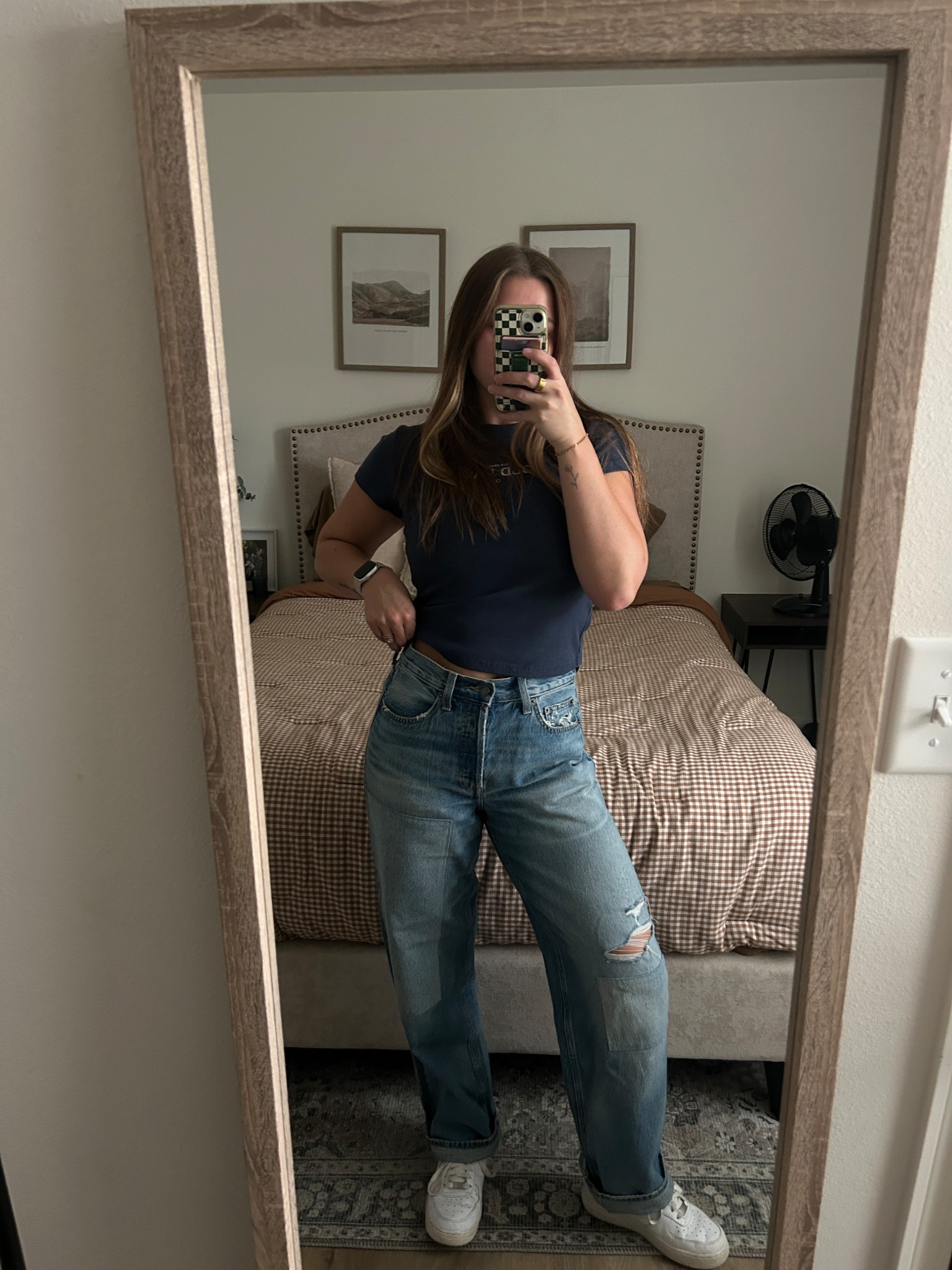 fall fashion - baby tee, baggy jeans & sneakers 