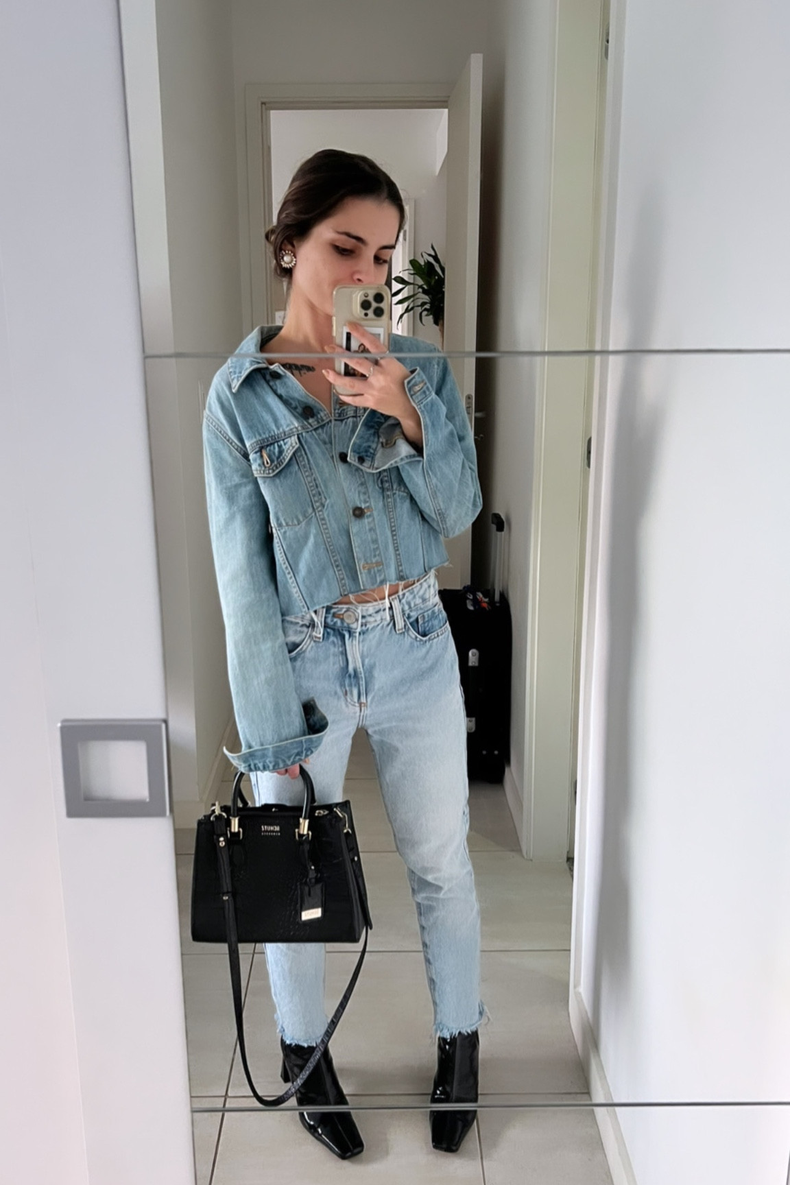 Lookinho all jeans+ acessórios de impacto pra deixar tudo mais fashionista! Aqui embaixo voce encontra algumas peças similares da produção que montei🙃 #MesdasMaesLTK 

#LTKitbag #LTKGiftGuide #LTKbrasil