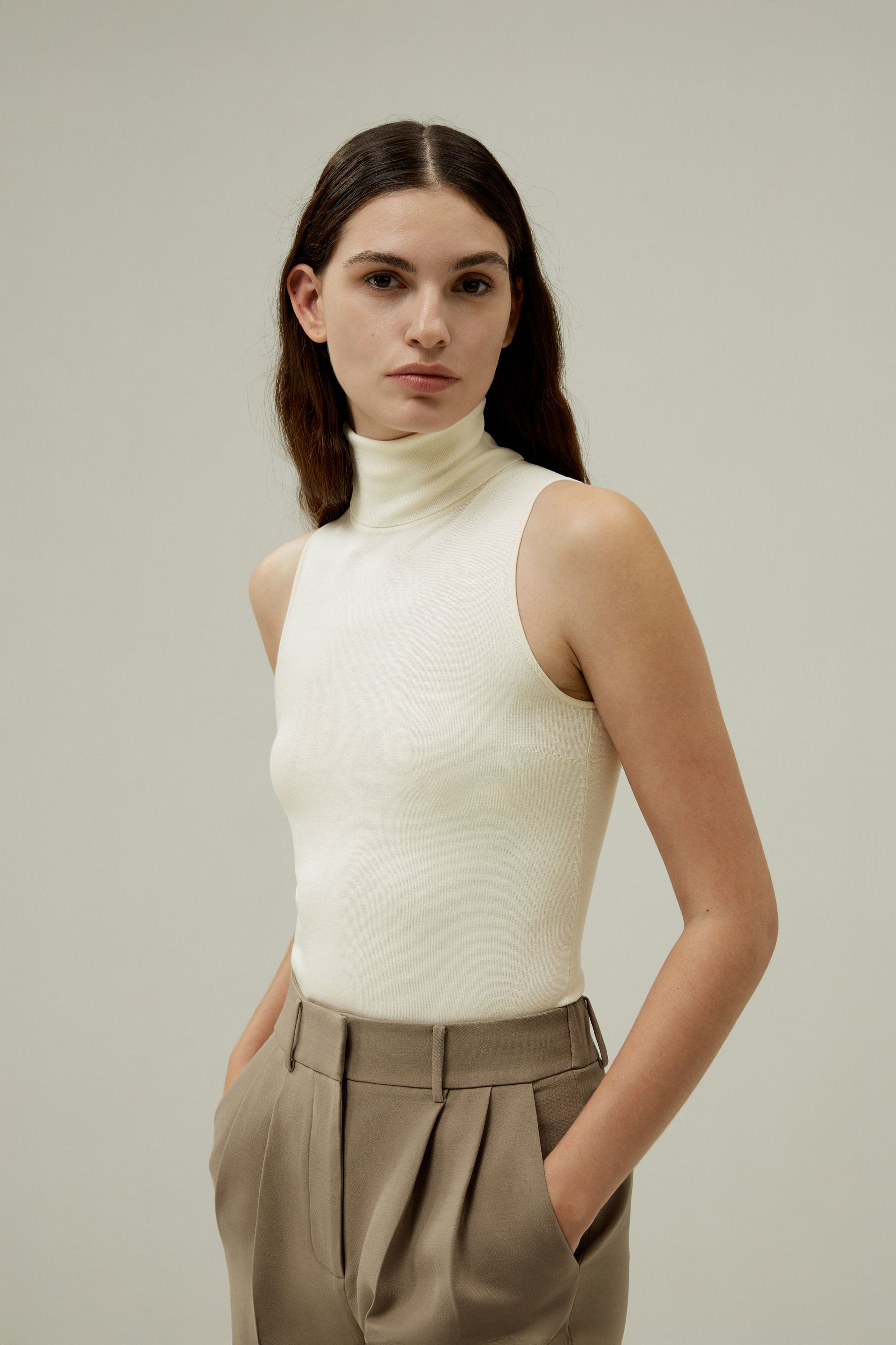 Minimalist Sleeveless Turtleneck Top | LILYSILK