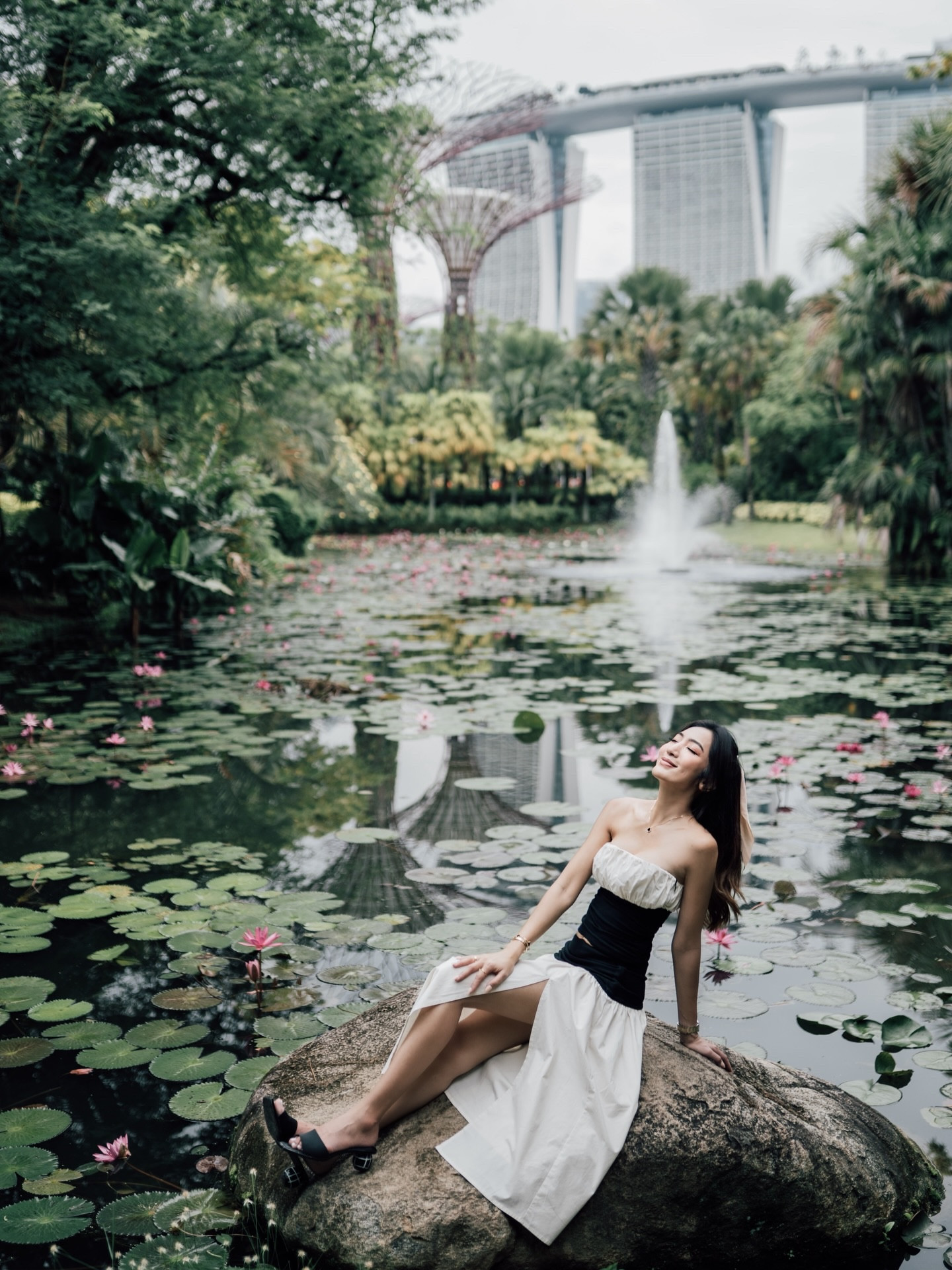 Singapore 💚 The perfect blend of nature and bold architecture 🍃✨🏙️ 

📍Marina Bay
📍Gardens by the Bay
📍Helix Bridge
📍Supertree Groove
…and all around this iconic area 

#KeriiKingVacay #SingaporeVibes #CityMeetsNature #TravelGram #OOTD